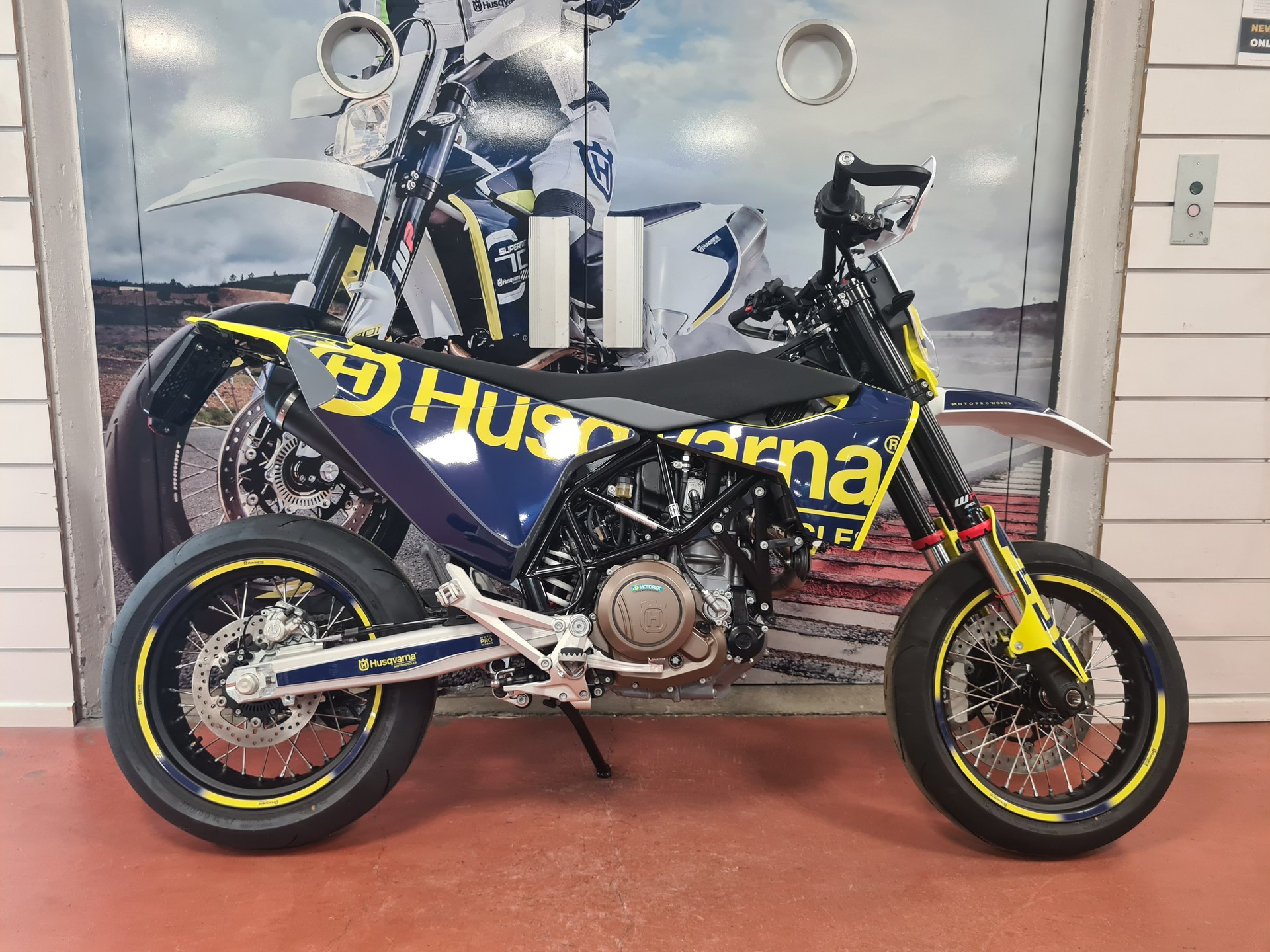 HUSQVARNA 701 Supermoto-showroom-element-2