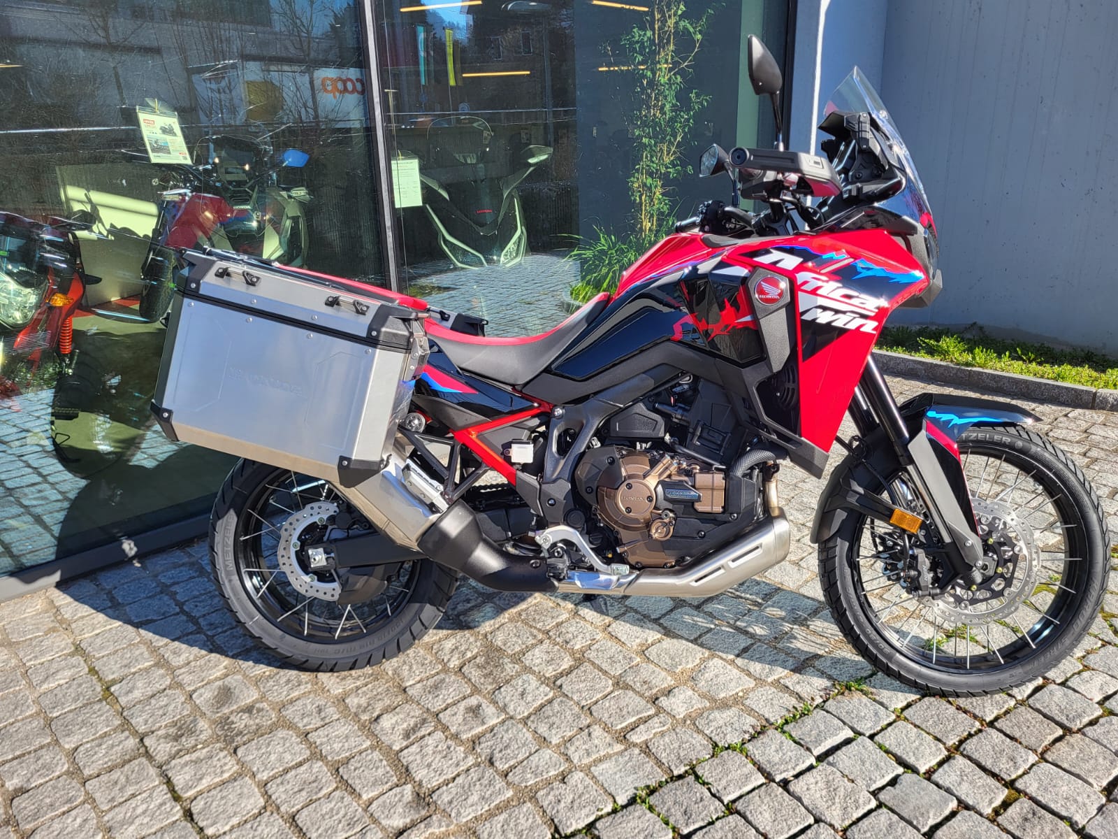 HONDA CRF 1100 Africa Twin 6-Gang-DCT-showroom-element-1