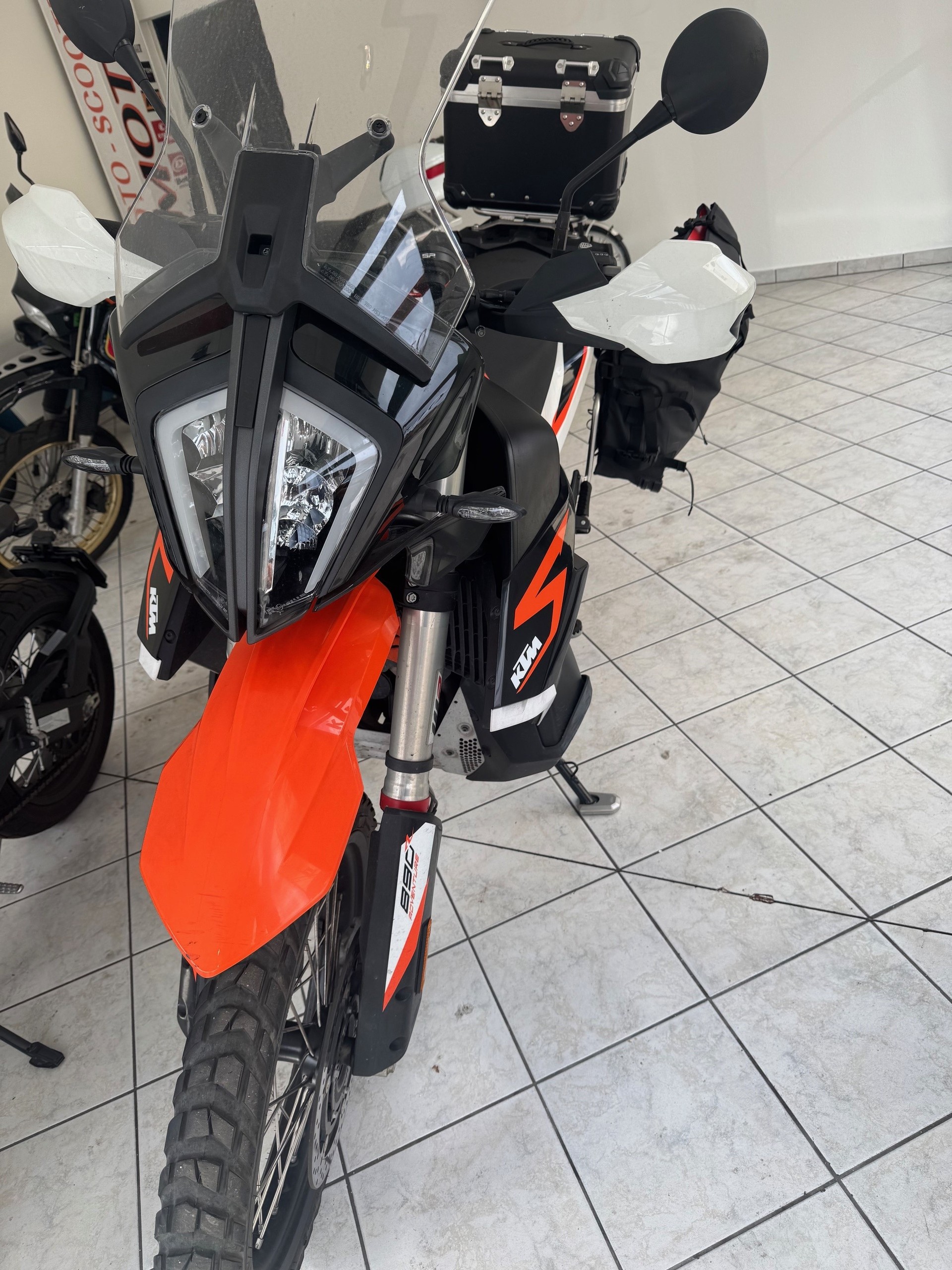 KTM 890 R-image-1