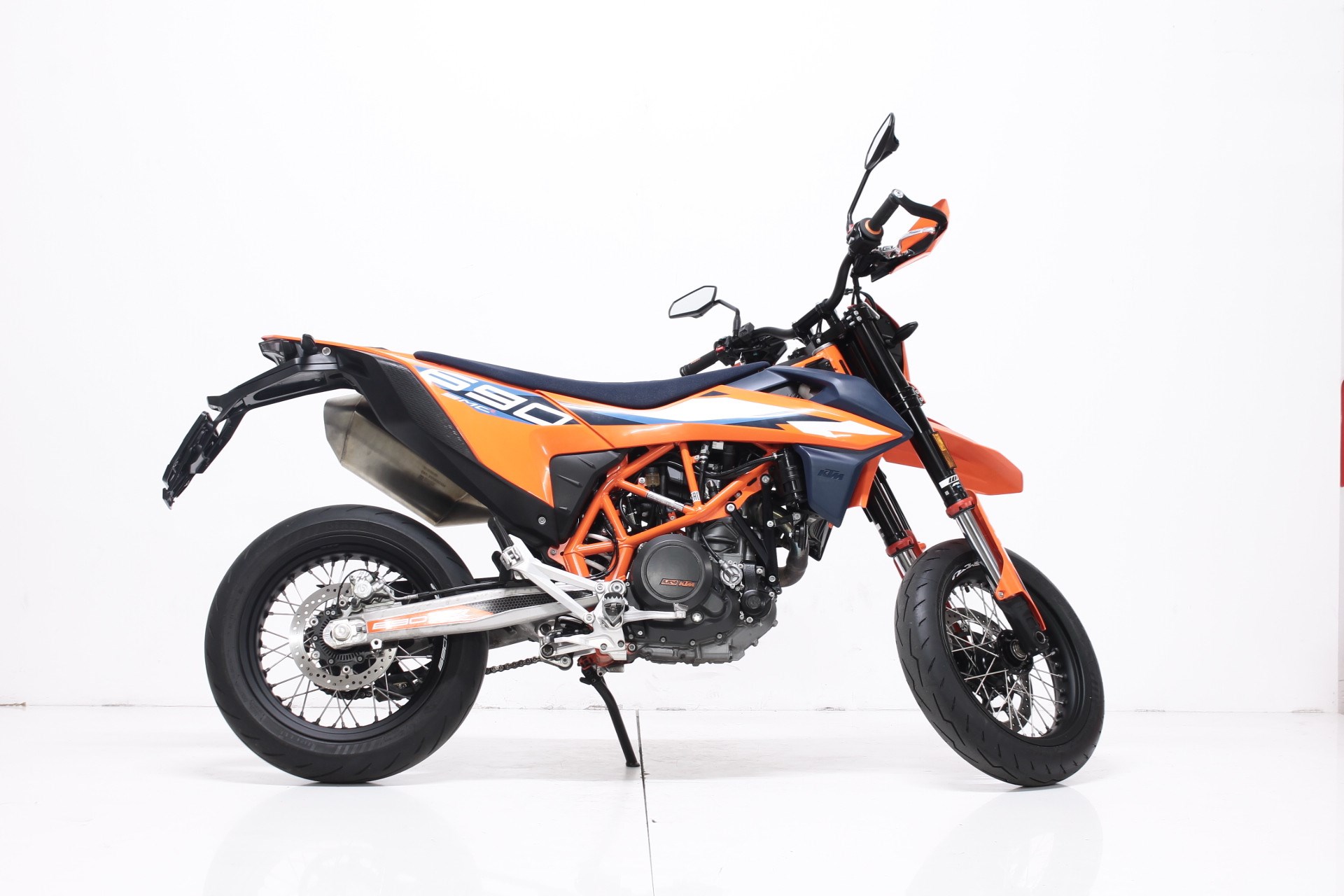 KTM 690 SMC R Supermoto-showroom-element-2