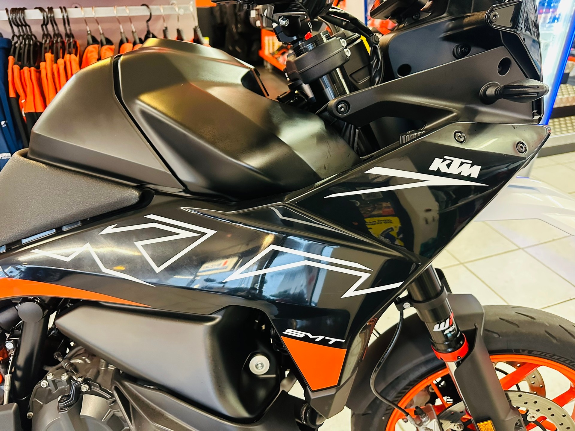 KTM 890 SMT-showroom-element-2