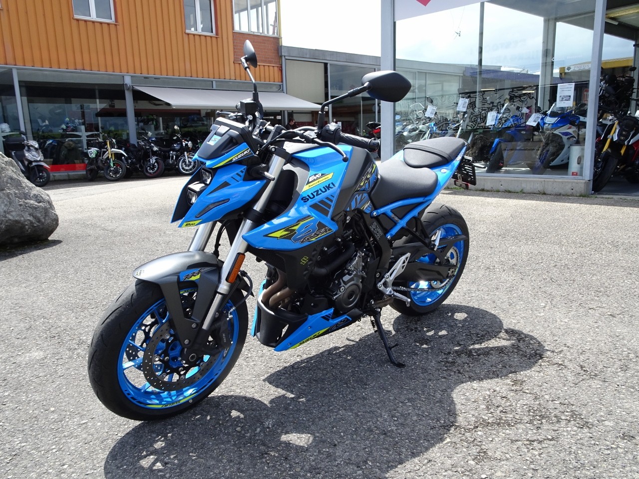 SUZUKI GSX-8 S-showroom-element-3