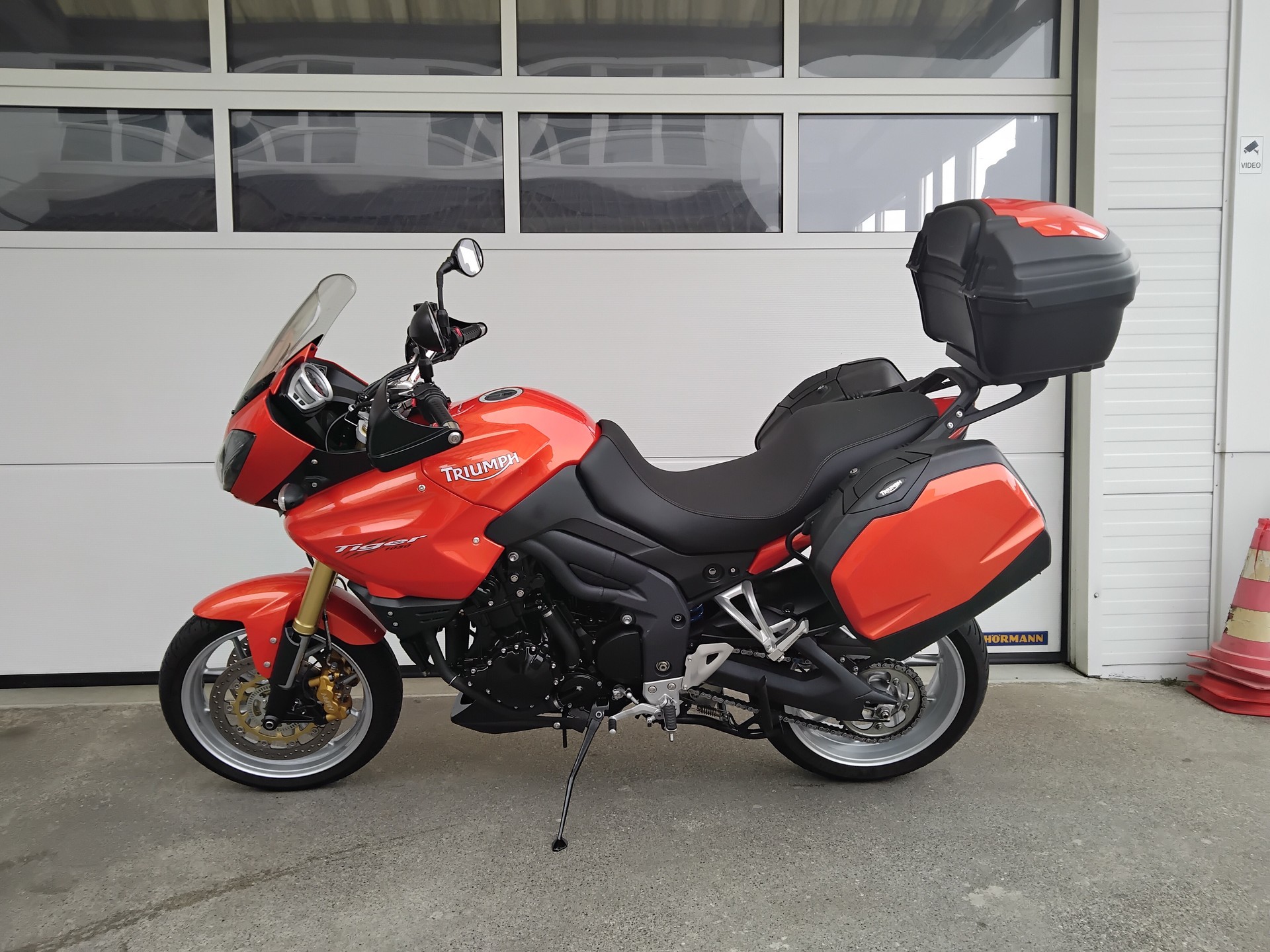 TRIUMPH Tiger 1050 ABS SE-image-1