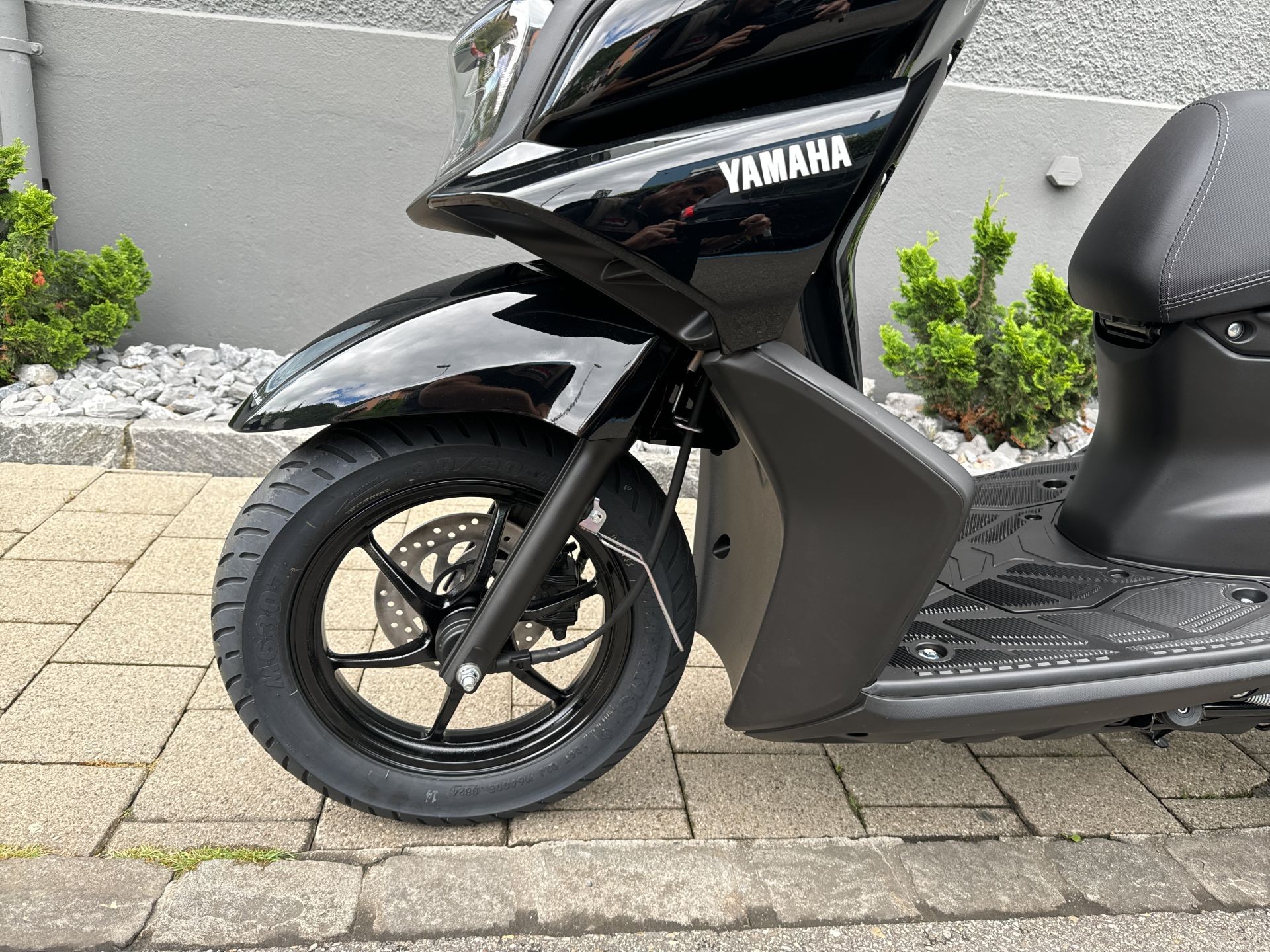 YAMAHA RayZR 125-showroom-element-3