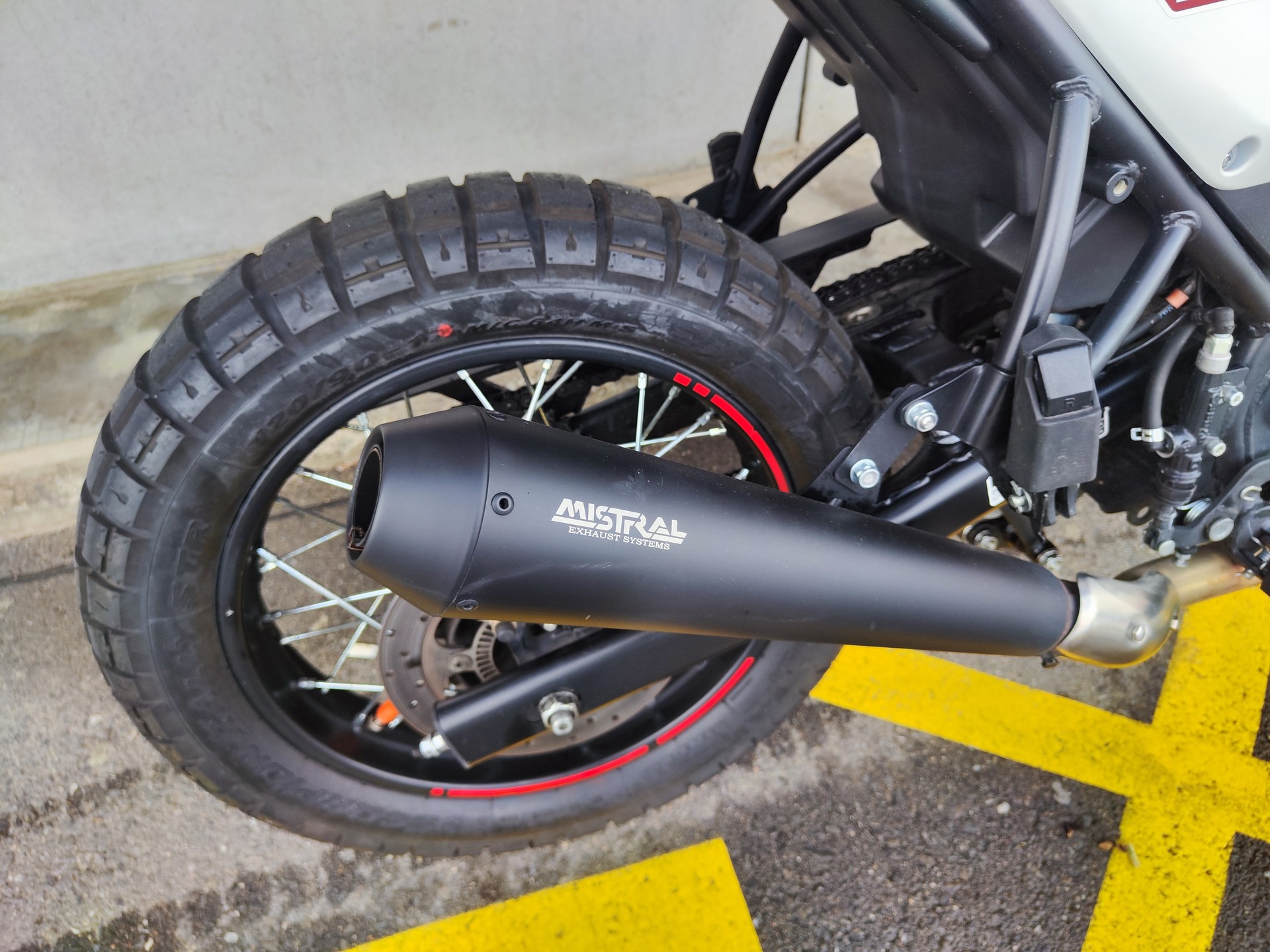 ROYAL ENFIELD Scram 411 Premium-showroom-element-3