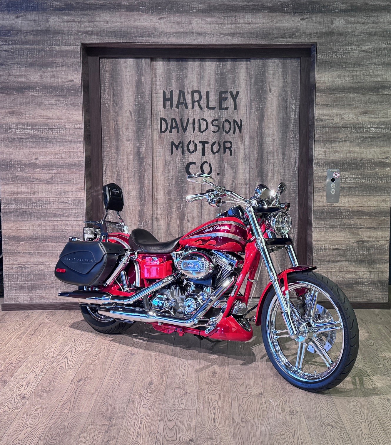 HARLEY-DAVIDSON FXDSE Dyna CVO Screamin'Eagle Anniversry-showroom-element-1