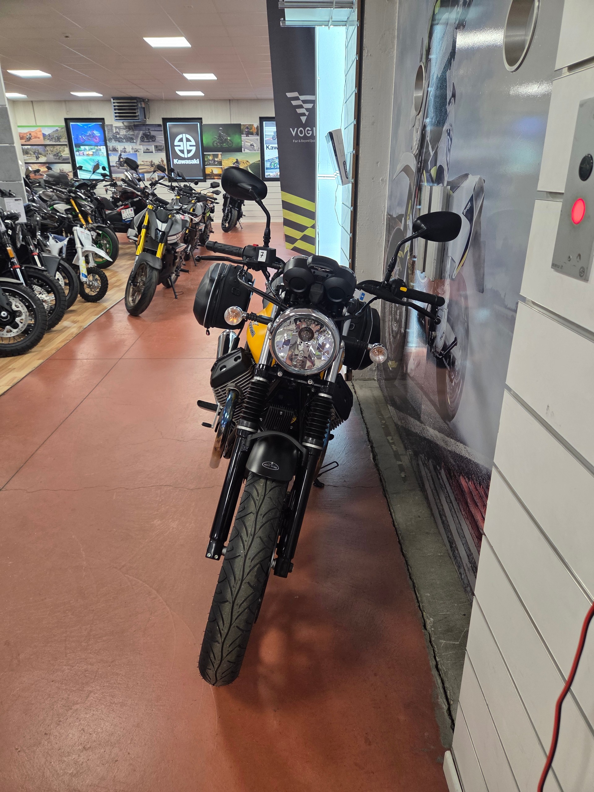 MOTO GUZZI V7 Stone-showroom-element-1