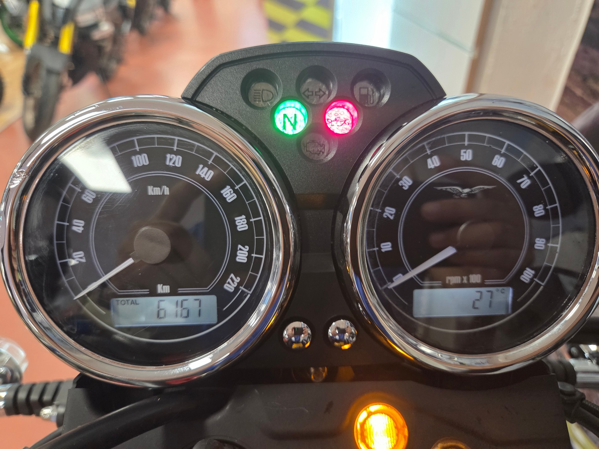 MOTO GUZZI V7 Stone-showroom-element-3