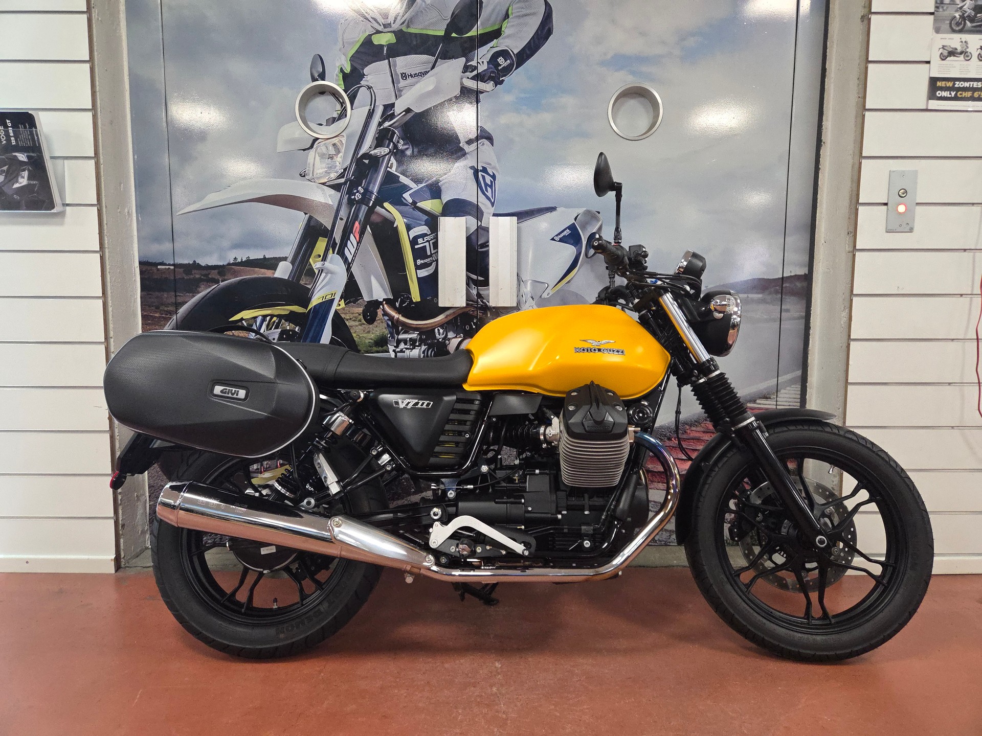 MOTO GUZZI V7 Stone-showroom-element-2
