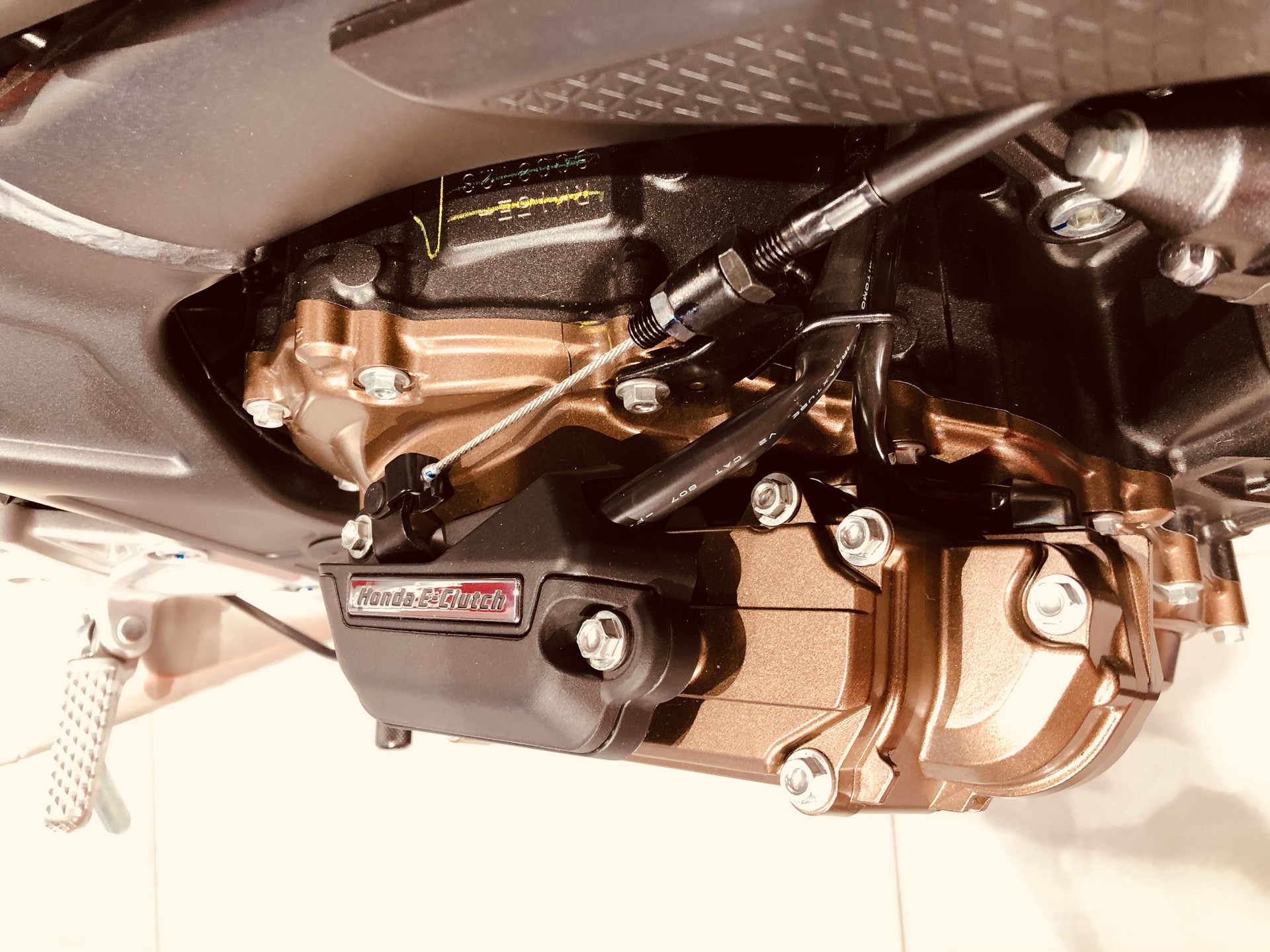 HONDA CB 650 R E-CLUTCH-showroom-element-2