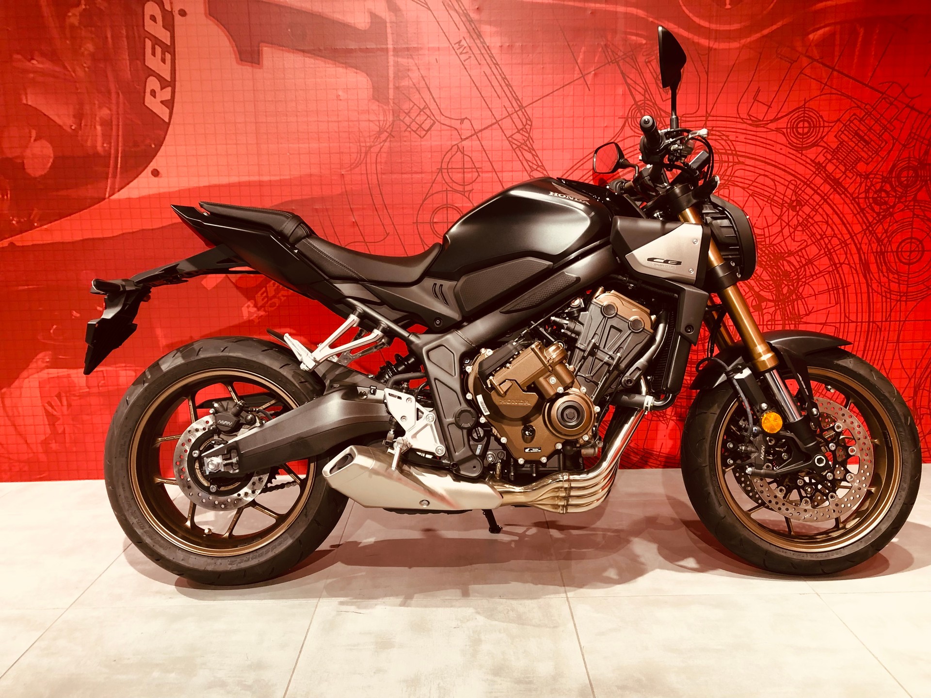 HONDA CB 650 R E-CLUTCH-showroom-element-1