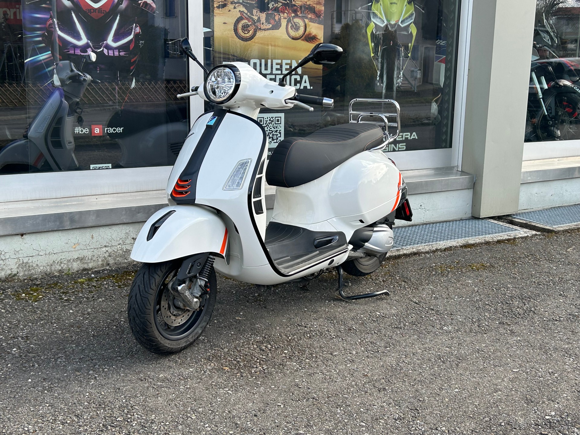 PIAGGIO Vespa GTS 300 Super Sport ABS-image-1