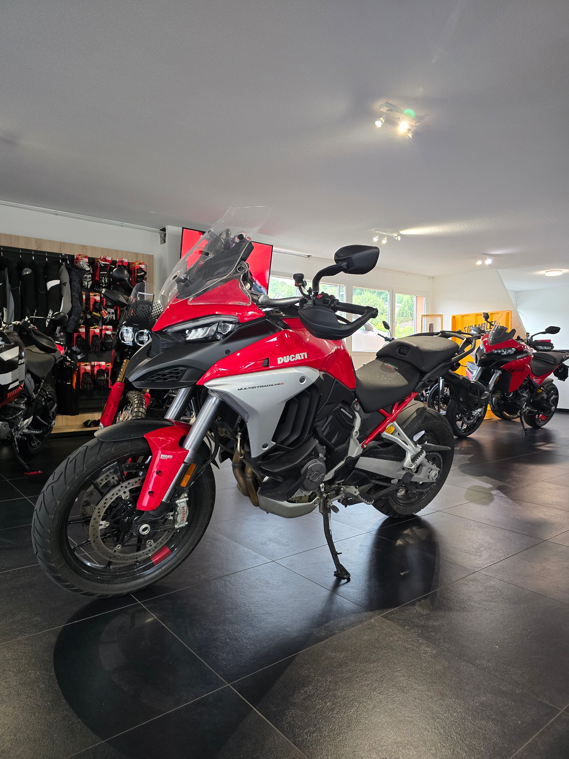 DUCATI Multistrada V4 S Travel & Radar-showroom-element-3