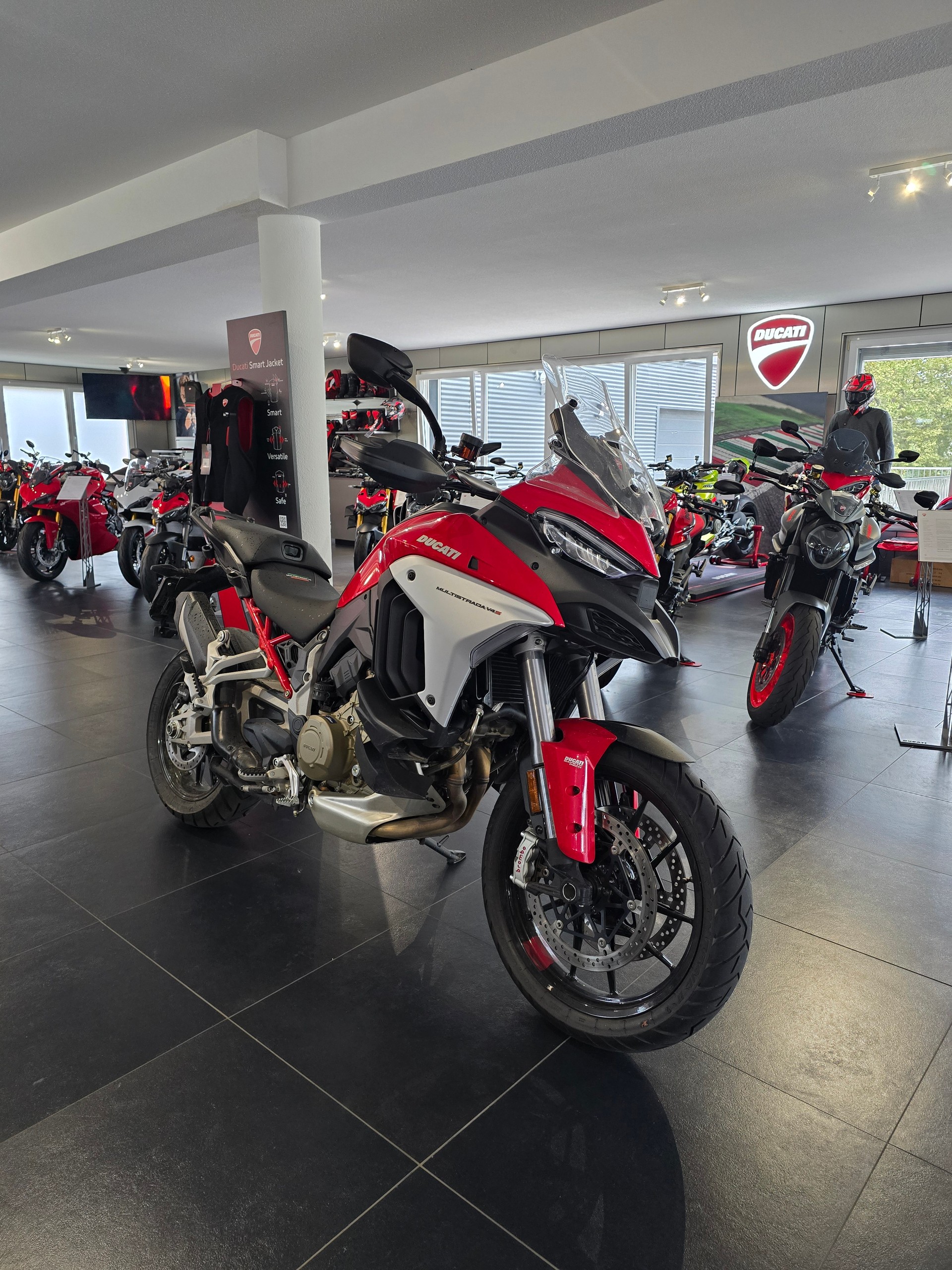 DUCATI Multistrada V4 S Travel & Radar-showroom-element-1