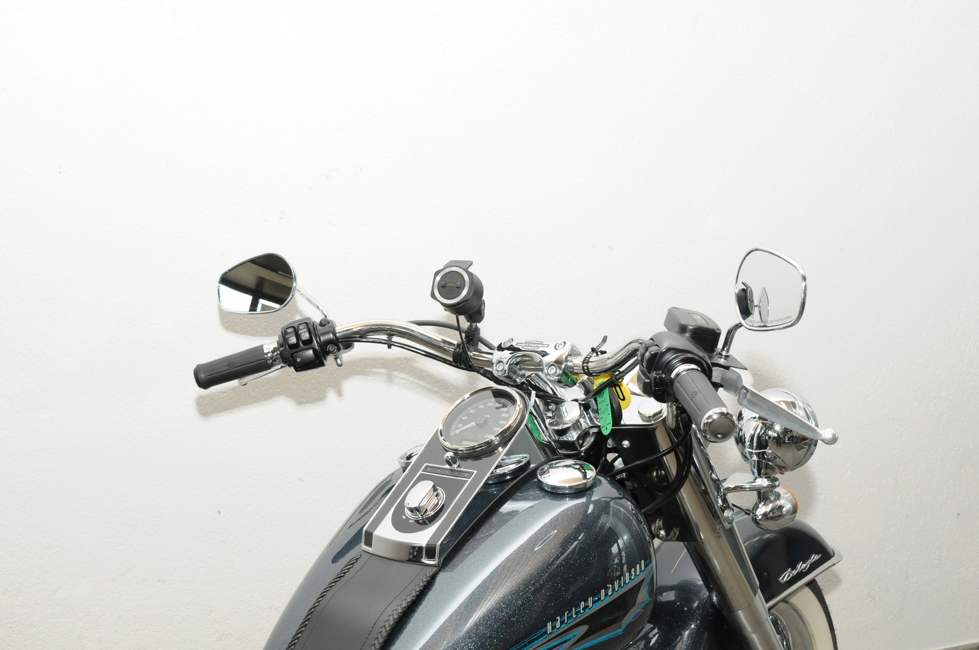 HARLEY-DAVIDSON FLSTN Softail Deluxe ABS-showroom-element-3