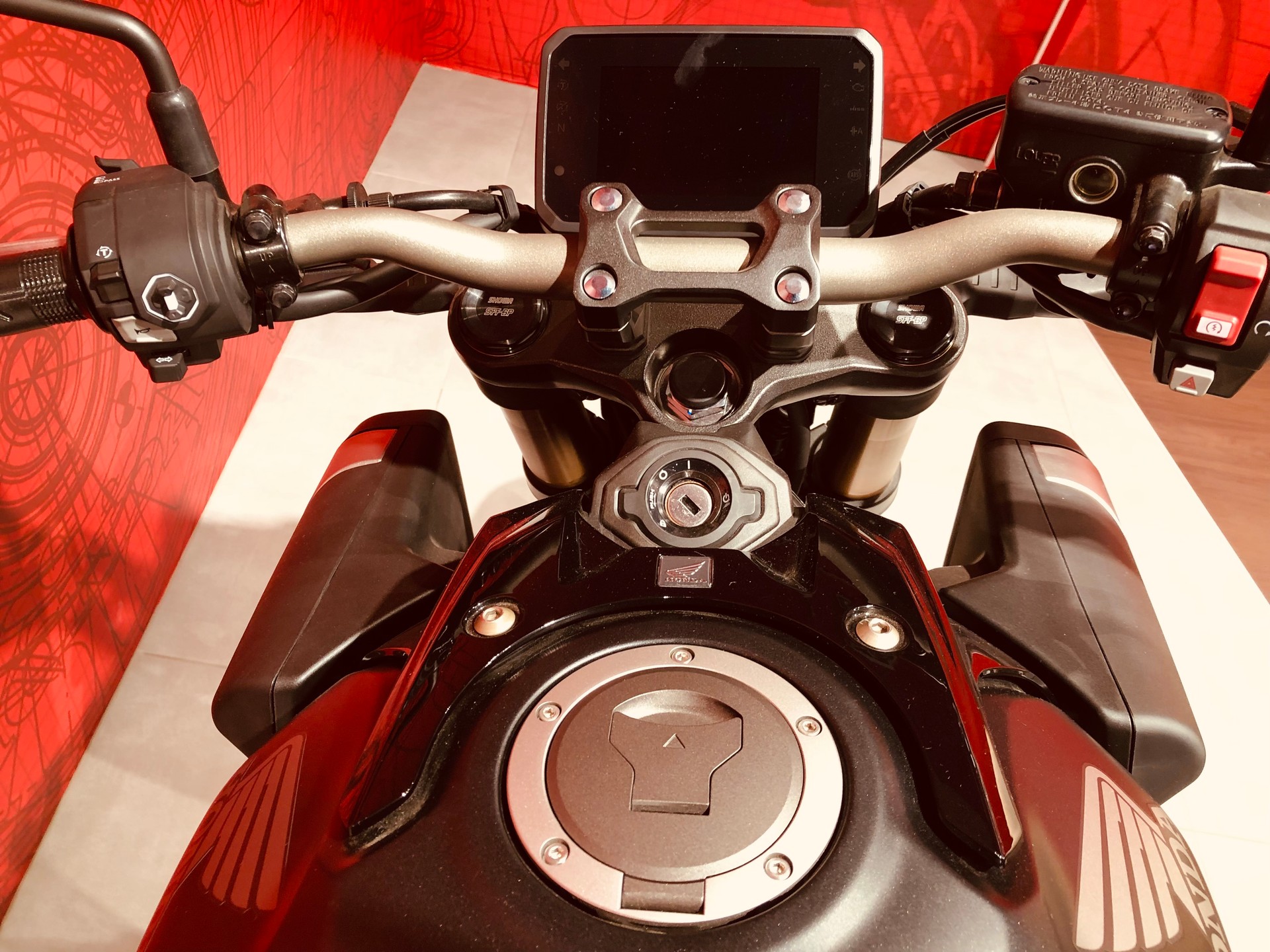 HONDA CB 650 R E-CLUTCH-showroom-element-3