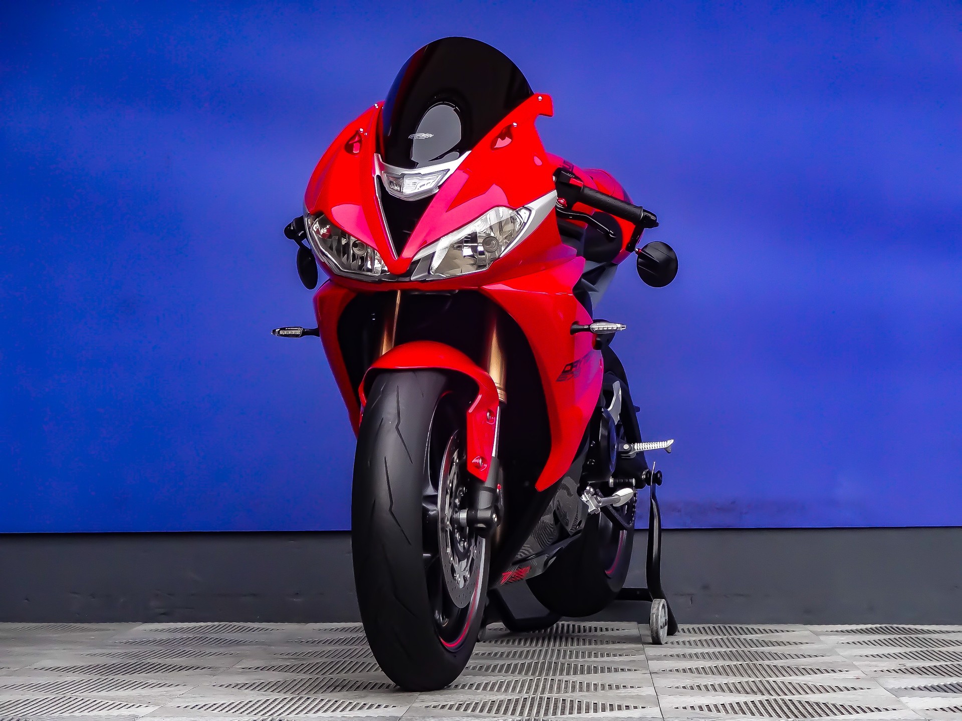 TRIUMPH Daytona 675 ABS-showroom-element-3