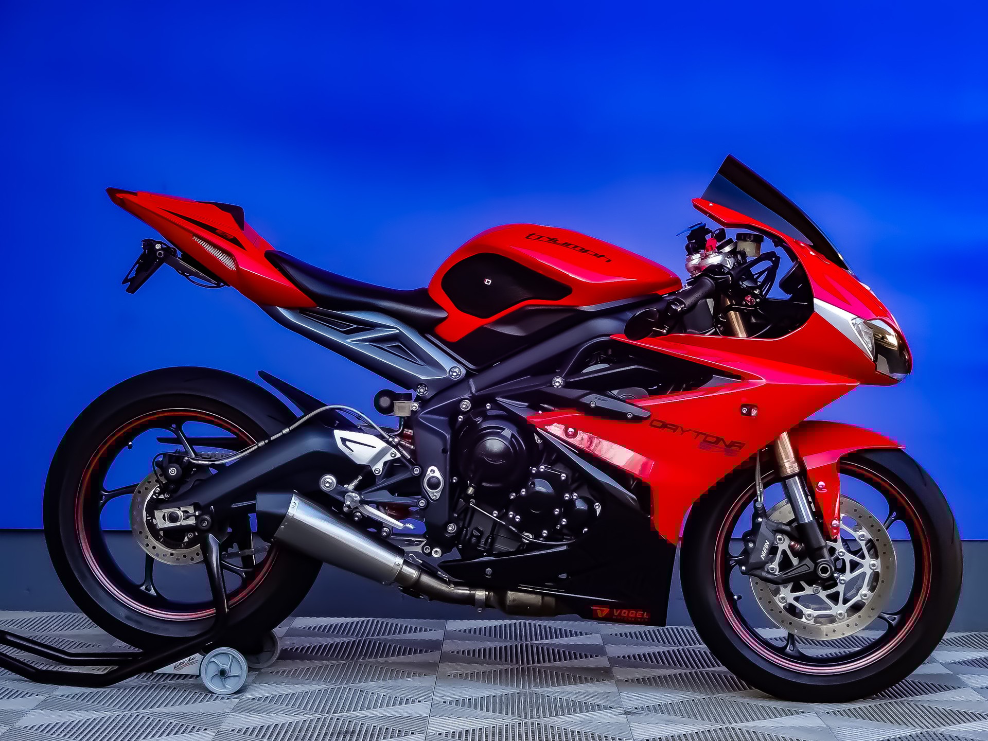 TRIUMPH Daytona 675 ABS-showroom-element-1