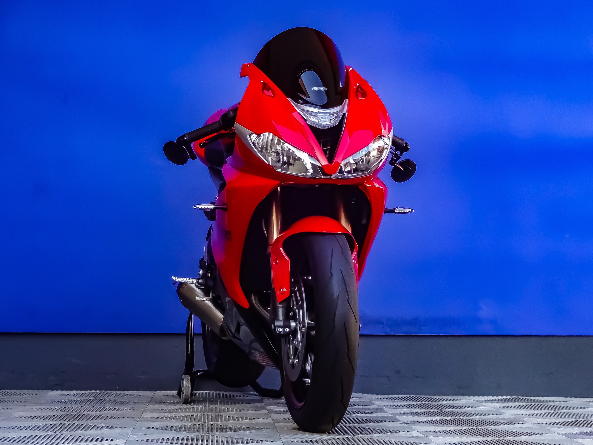 TRIUMPH Daytona 675 ABS-showroom-element-2