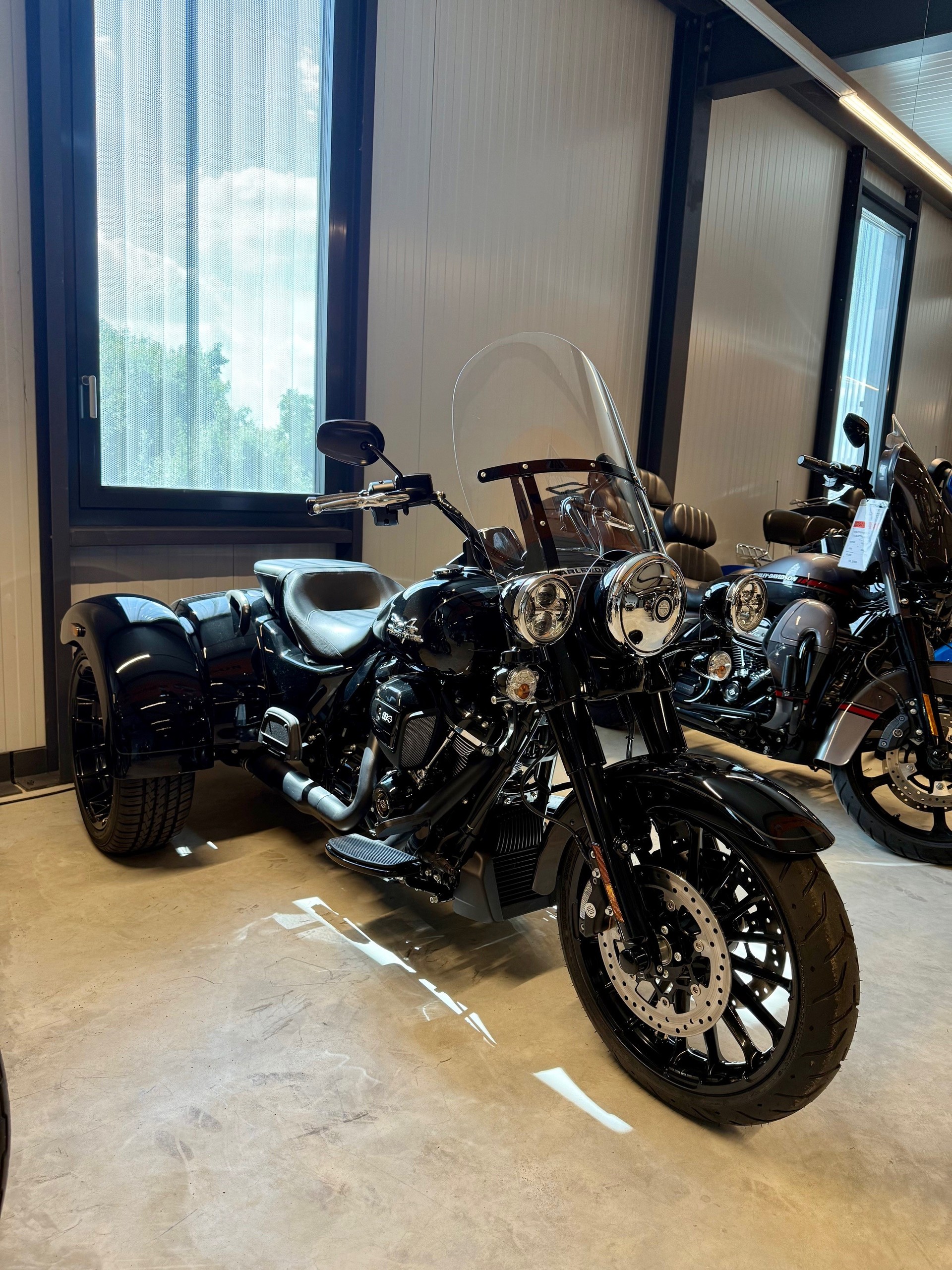 HARLEY-DAVIDSON FLRT Freewheeler 114-showroom-element-1