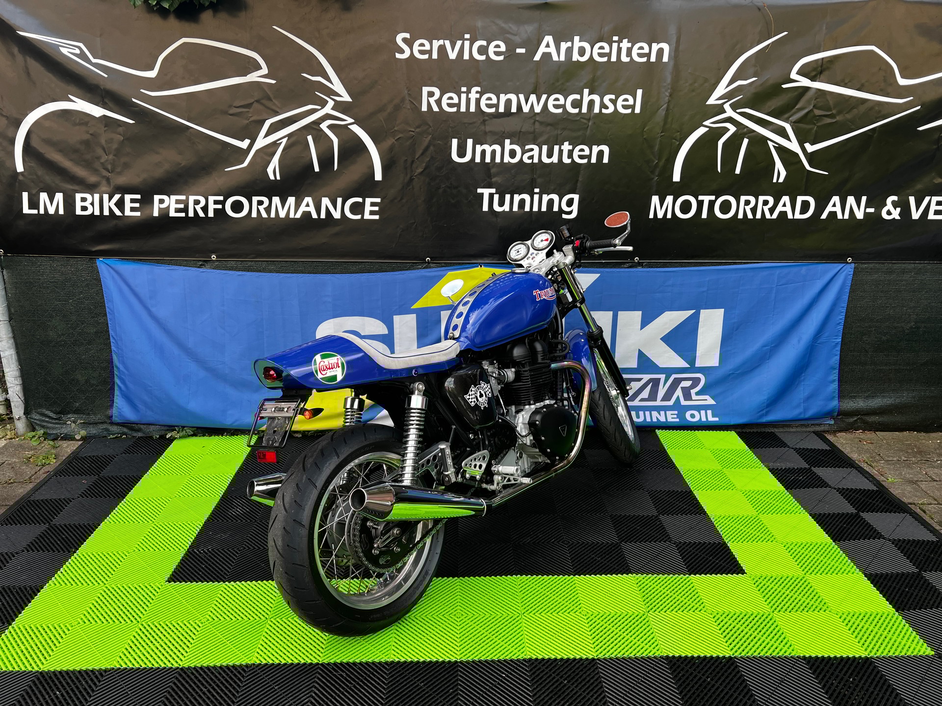 TRIUMPH Thruxton 900-showroom-element-1