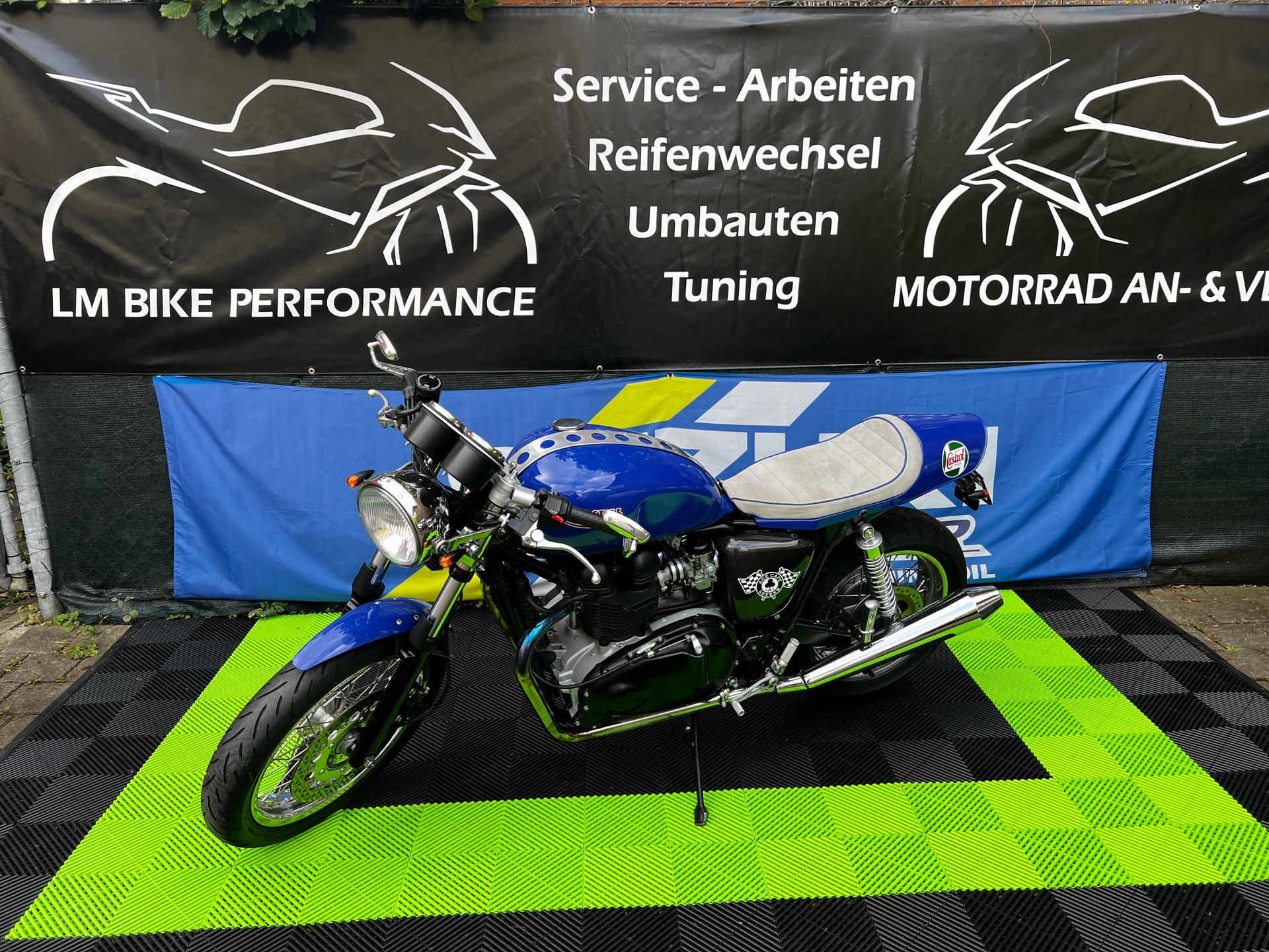 TRIUMPH Thruxton 900-showroom-element-3