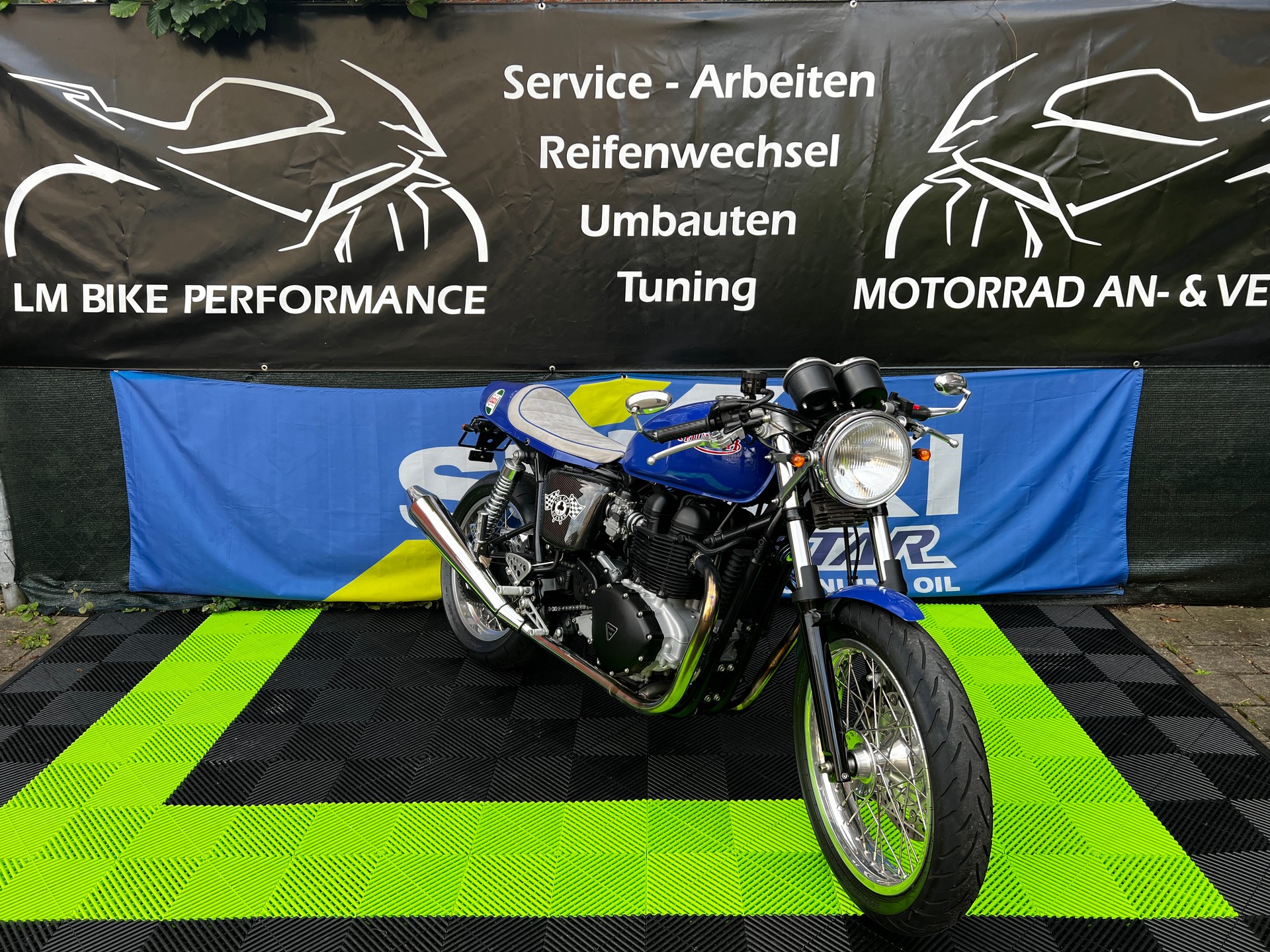TRIUMPH Thruxton 900