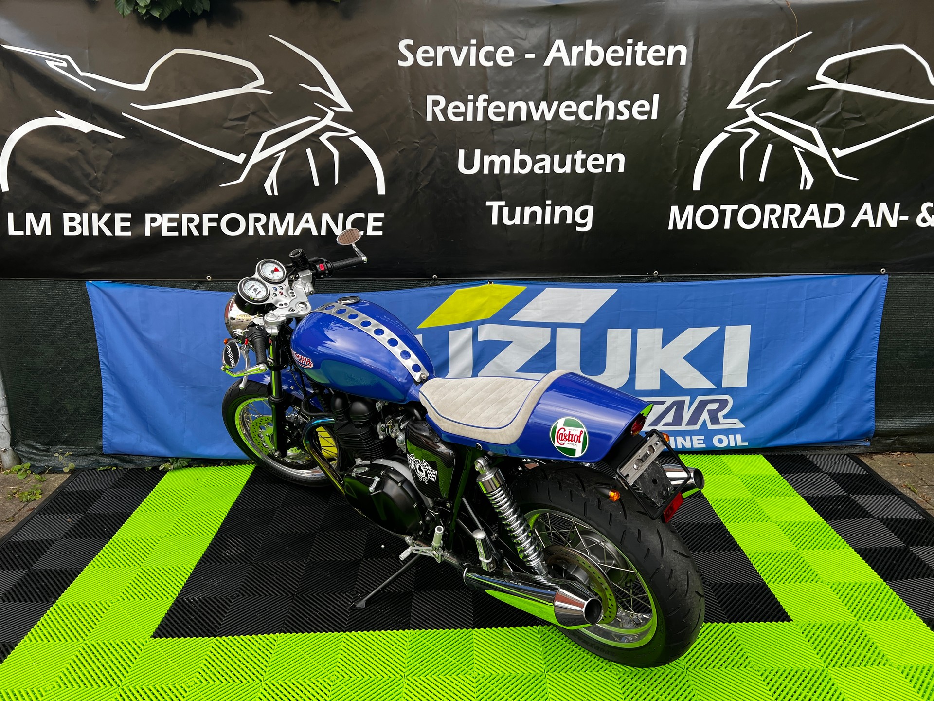 TRIUMPH Thruxton 900-showroom-element-2