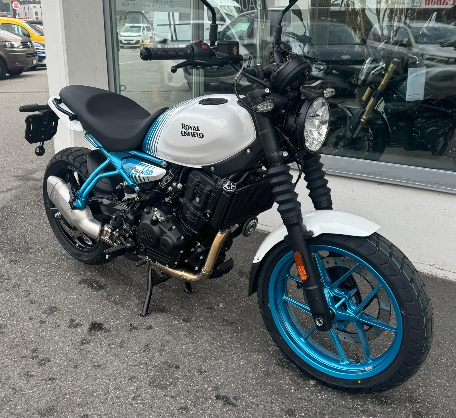 ROYAL ENFIELD GUERRILLA 450 Brava Blue-showroom-element-1