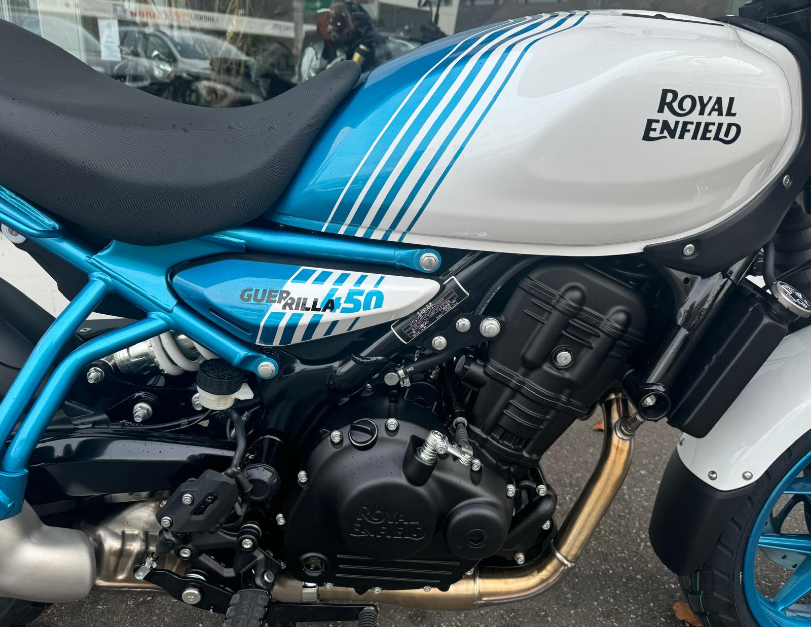 ROYAL ENFIELD GUERRILLA 450 Brava Blue-showroom-element-3