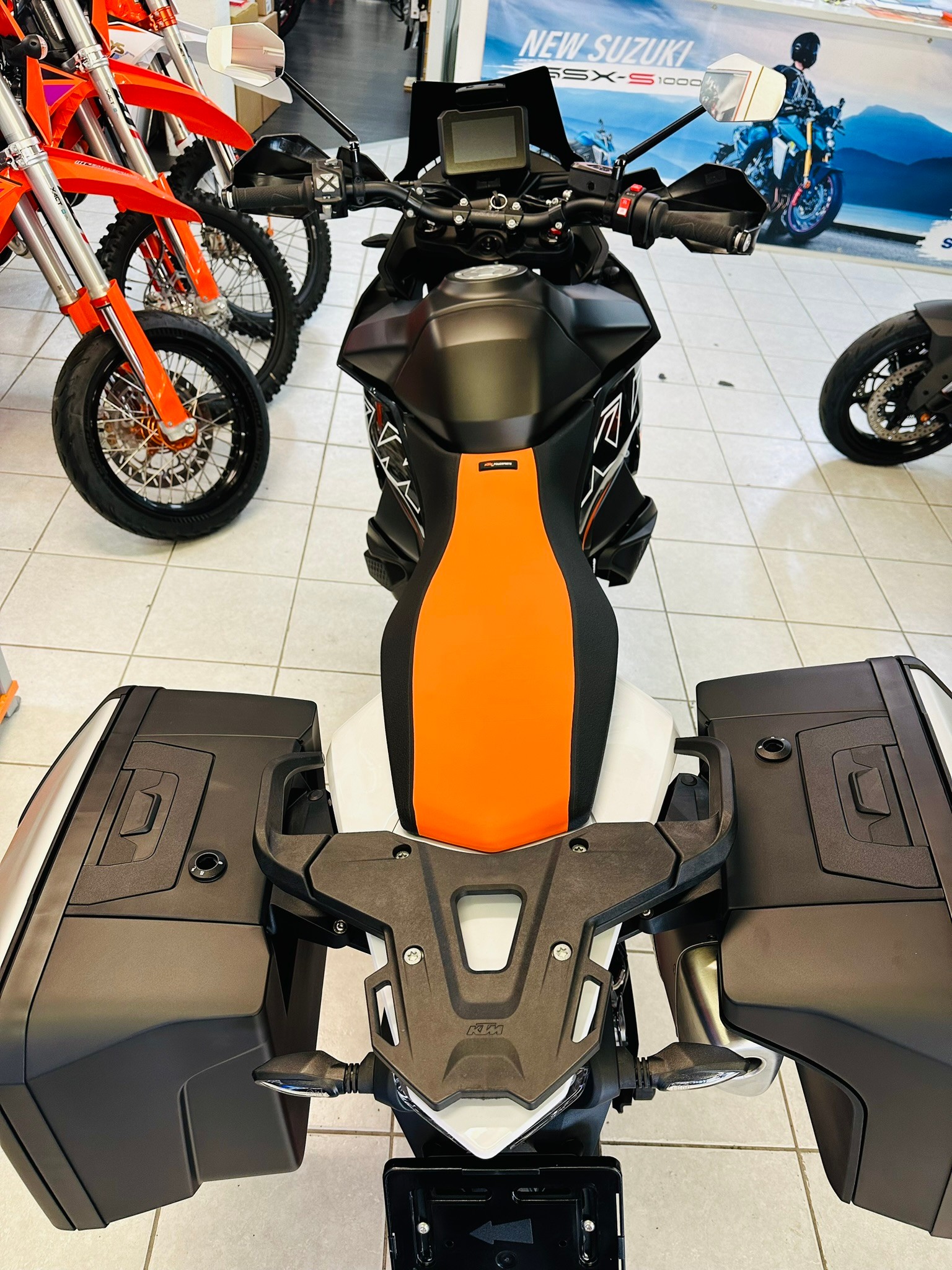 KTM 890 SMT-showroom-element-2