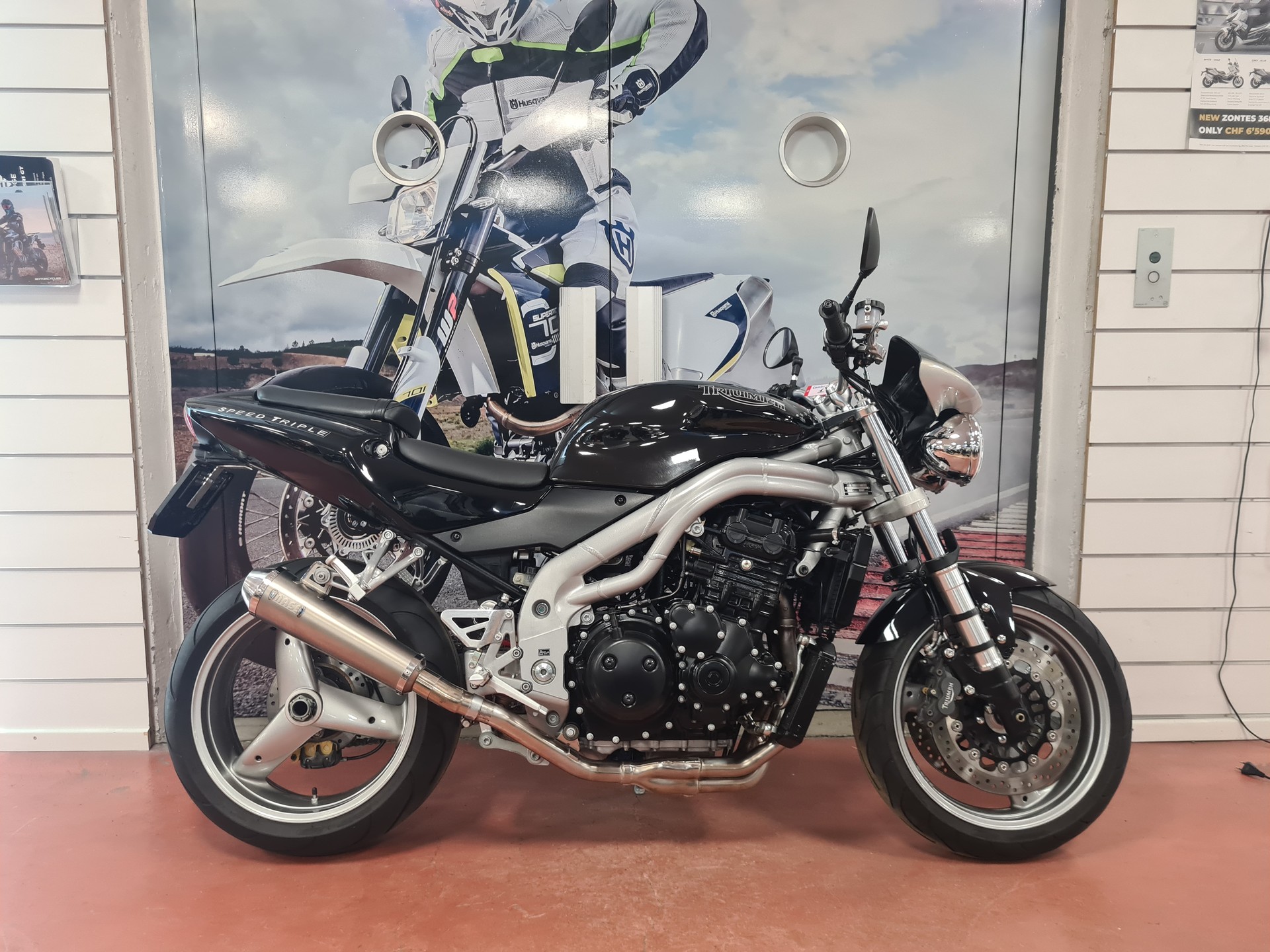 TRIUMPH Speed Triple 955i-showroom-element-2