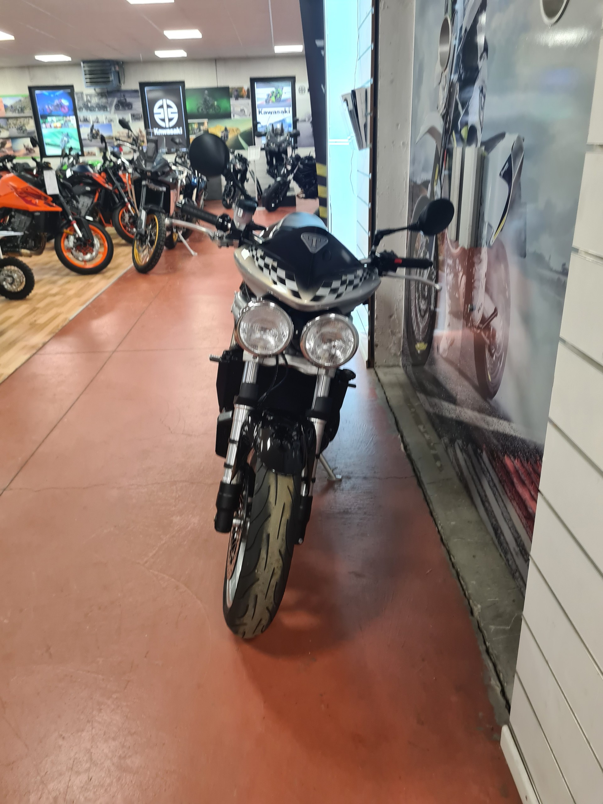 TRIUMPH Speed Triple 955i-showroom-element-1