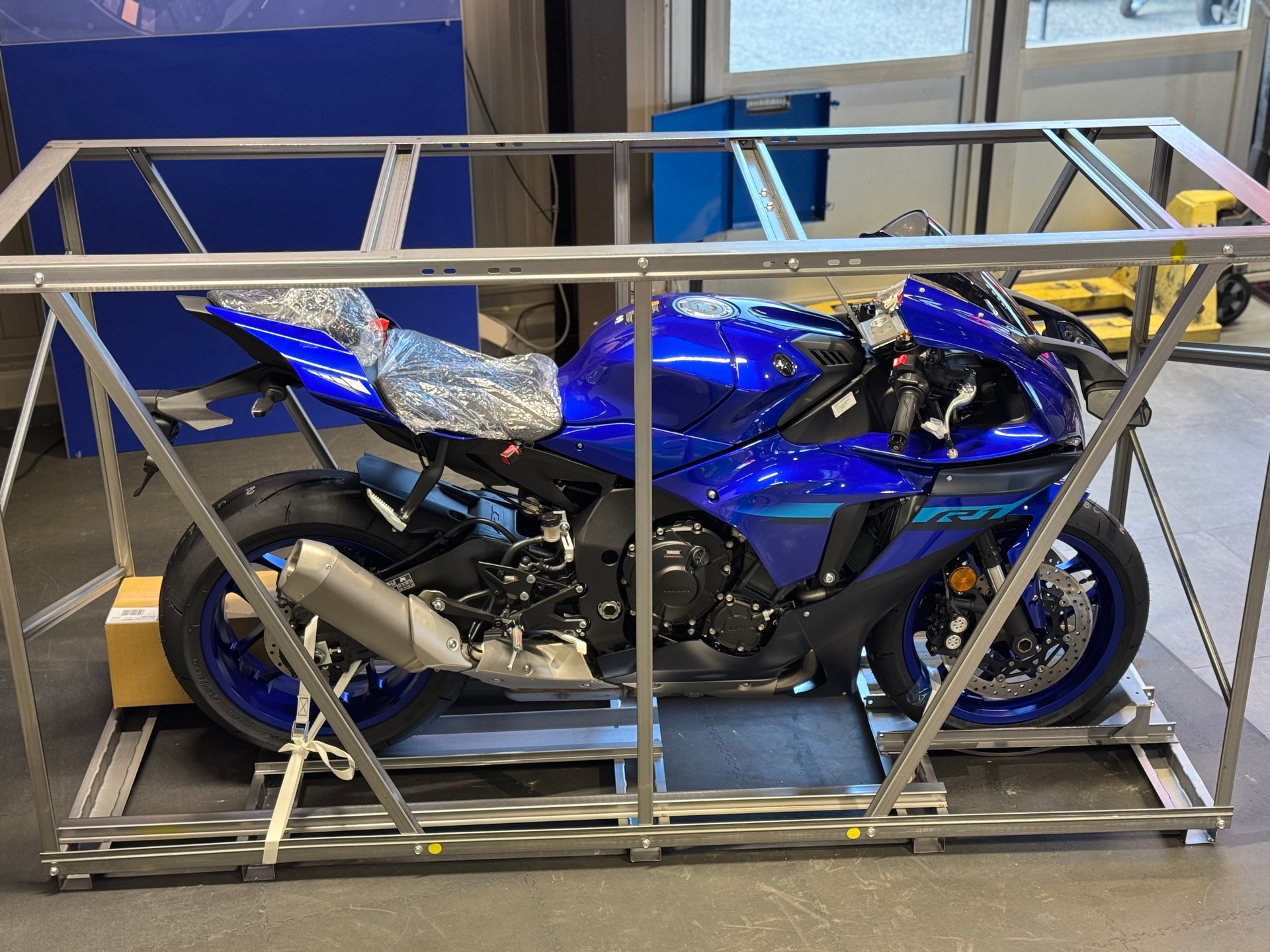 YAMAHA YZF-R1-showroom-element-3