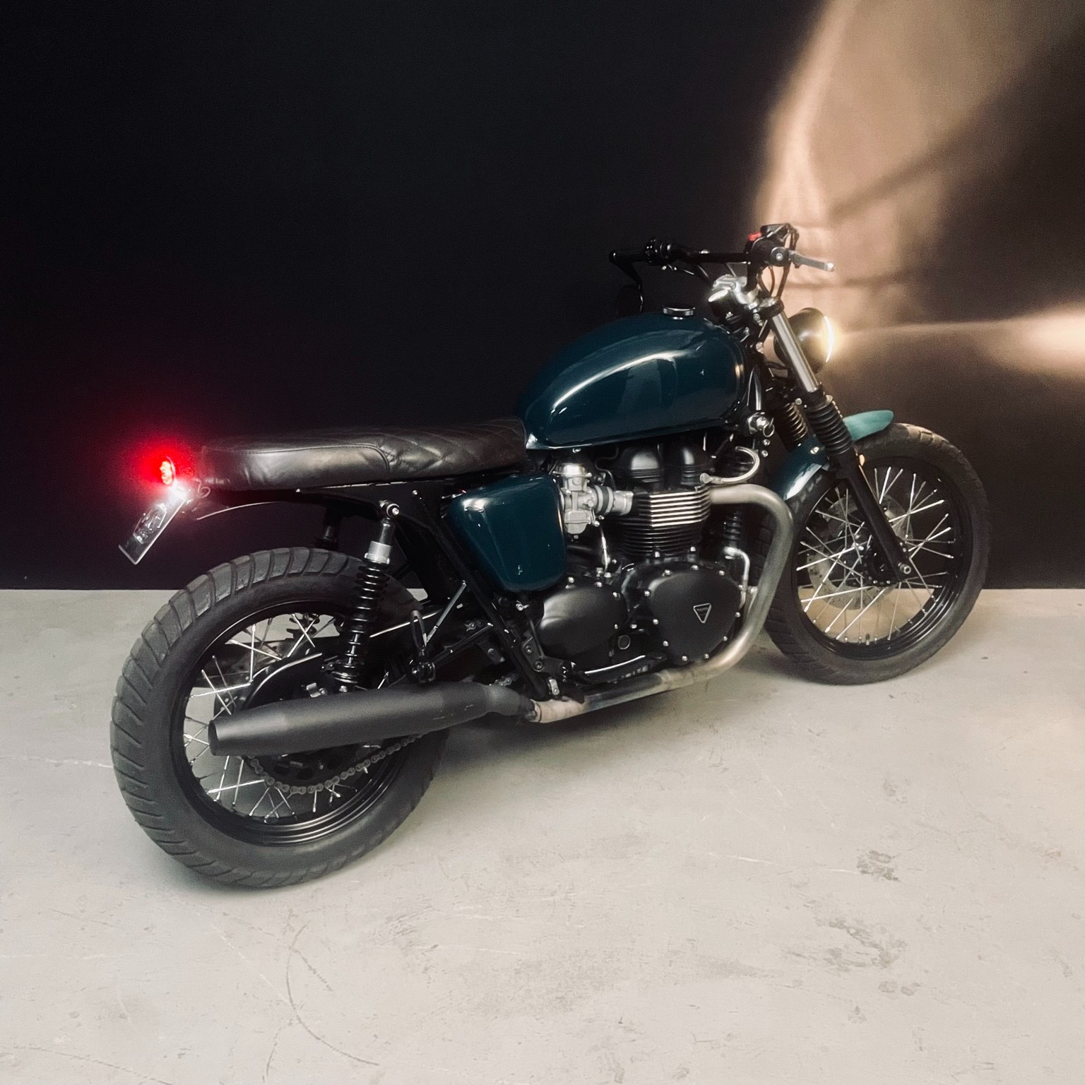 TRIUMPH Bonneville 900 i Black-image-1