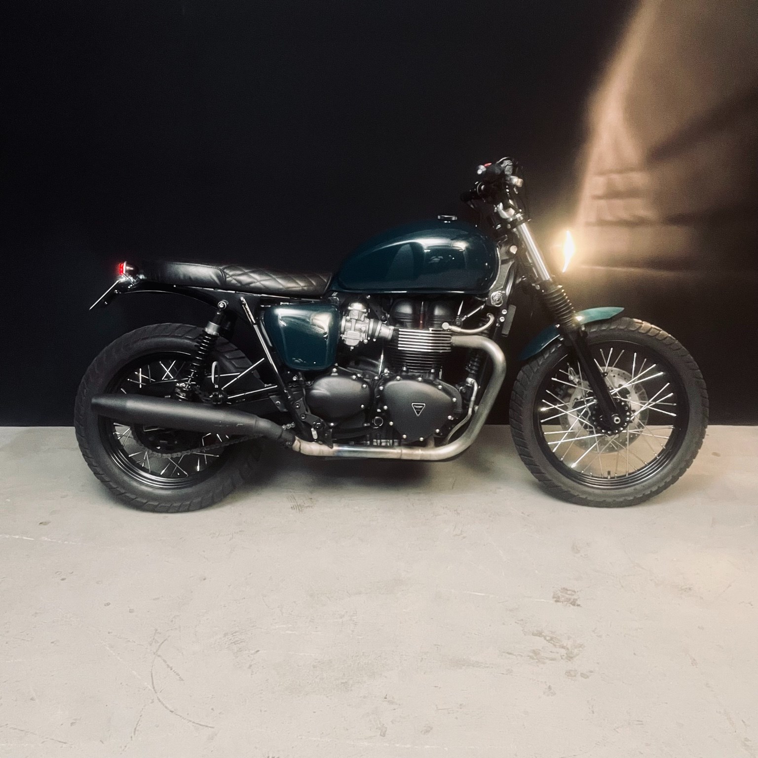TRIUMPH Bonneville 900 i Black-image-3