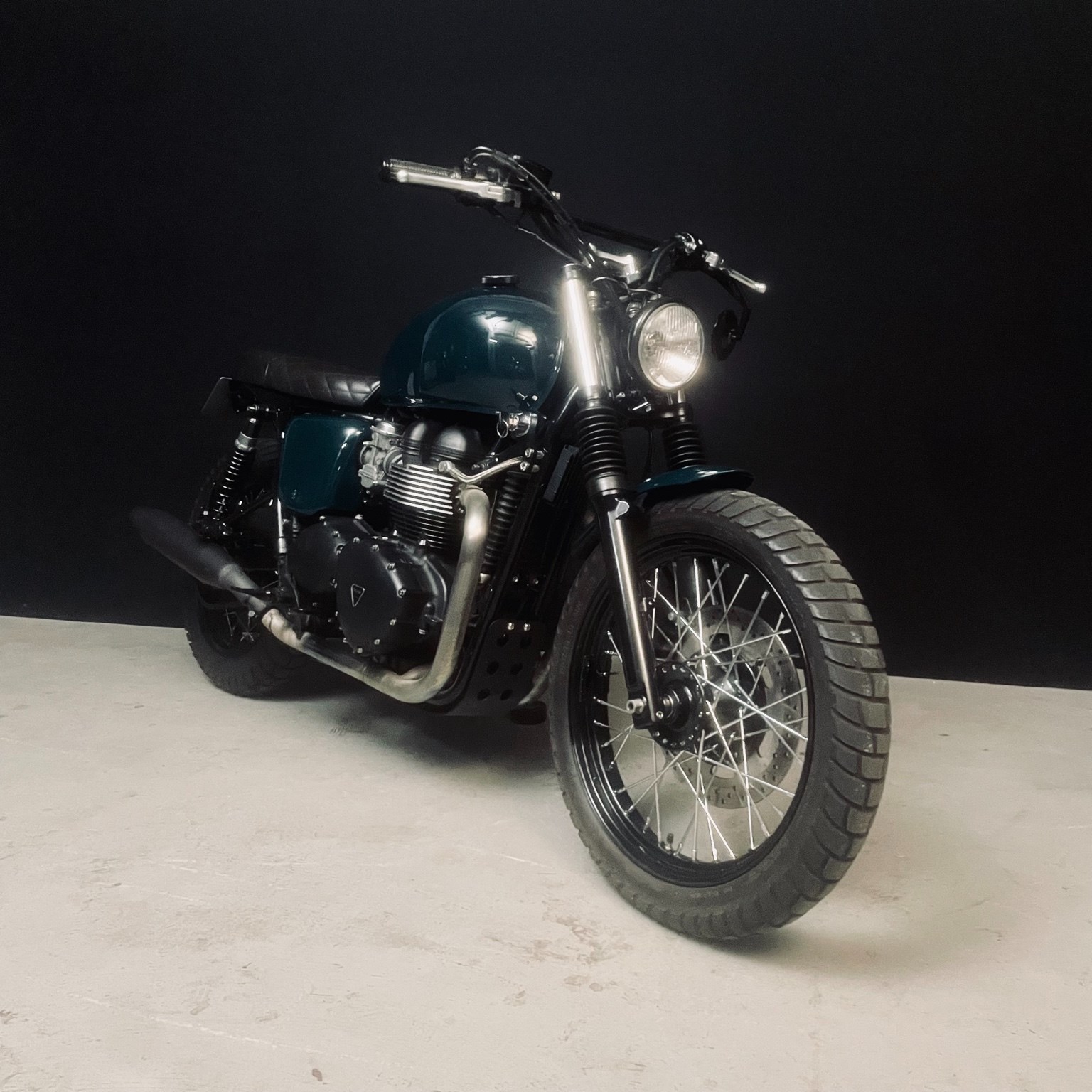 TRIUMPH Bonneville 900 i Black-image-2