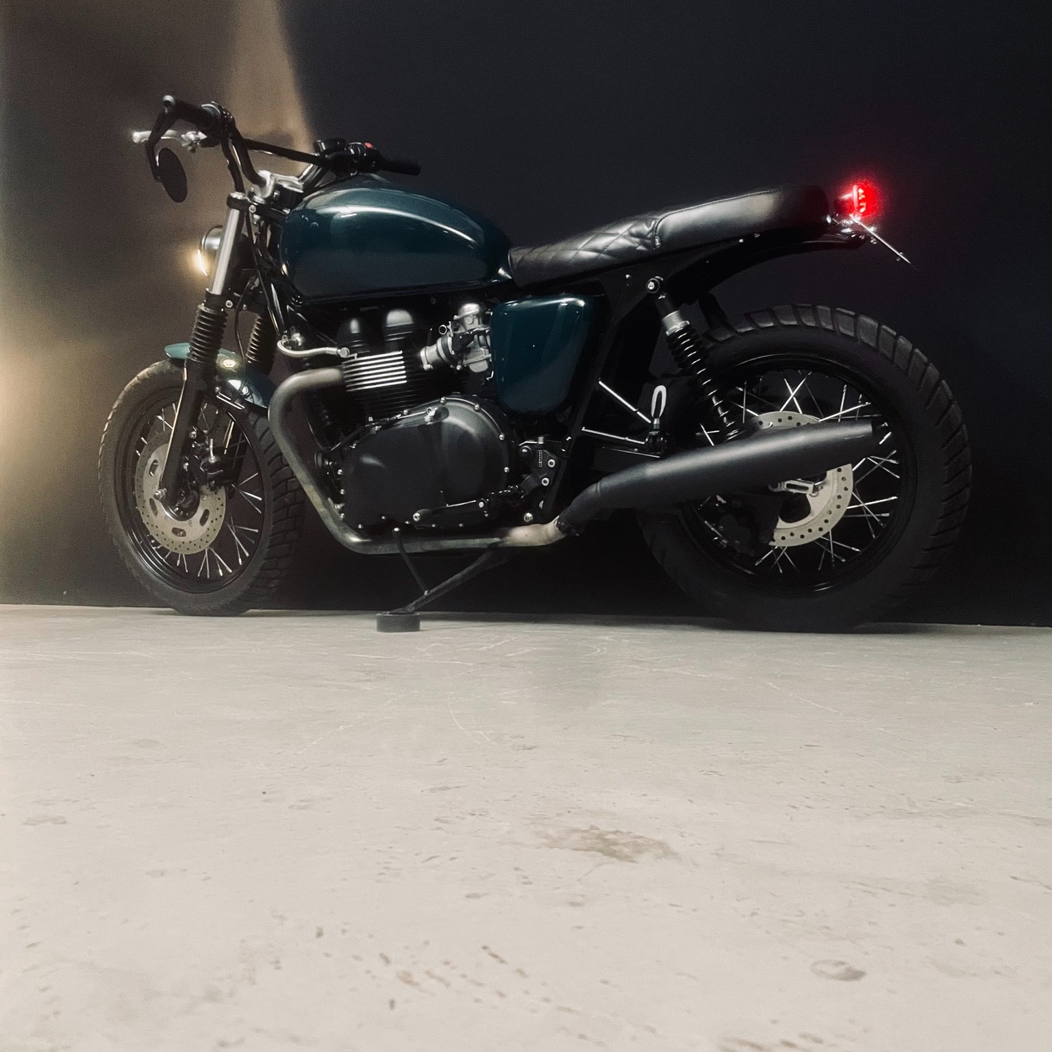 TRIUMPH Bonneville 900 i Black-image-4