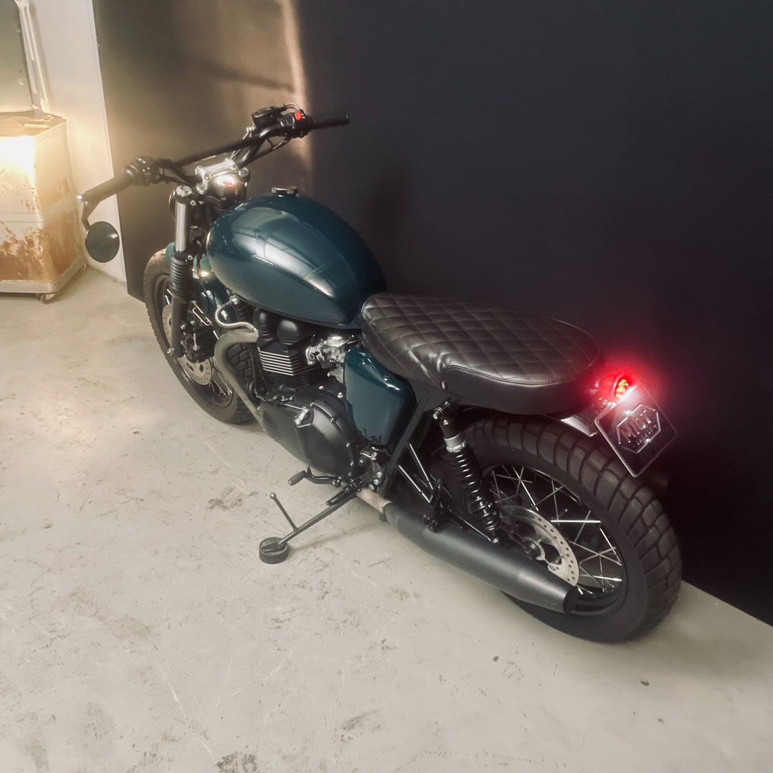 TRIUMPH Bonneville 900 i Black-image-5