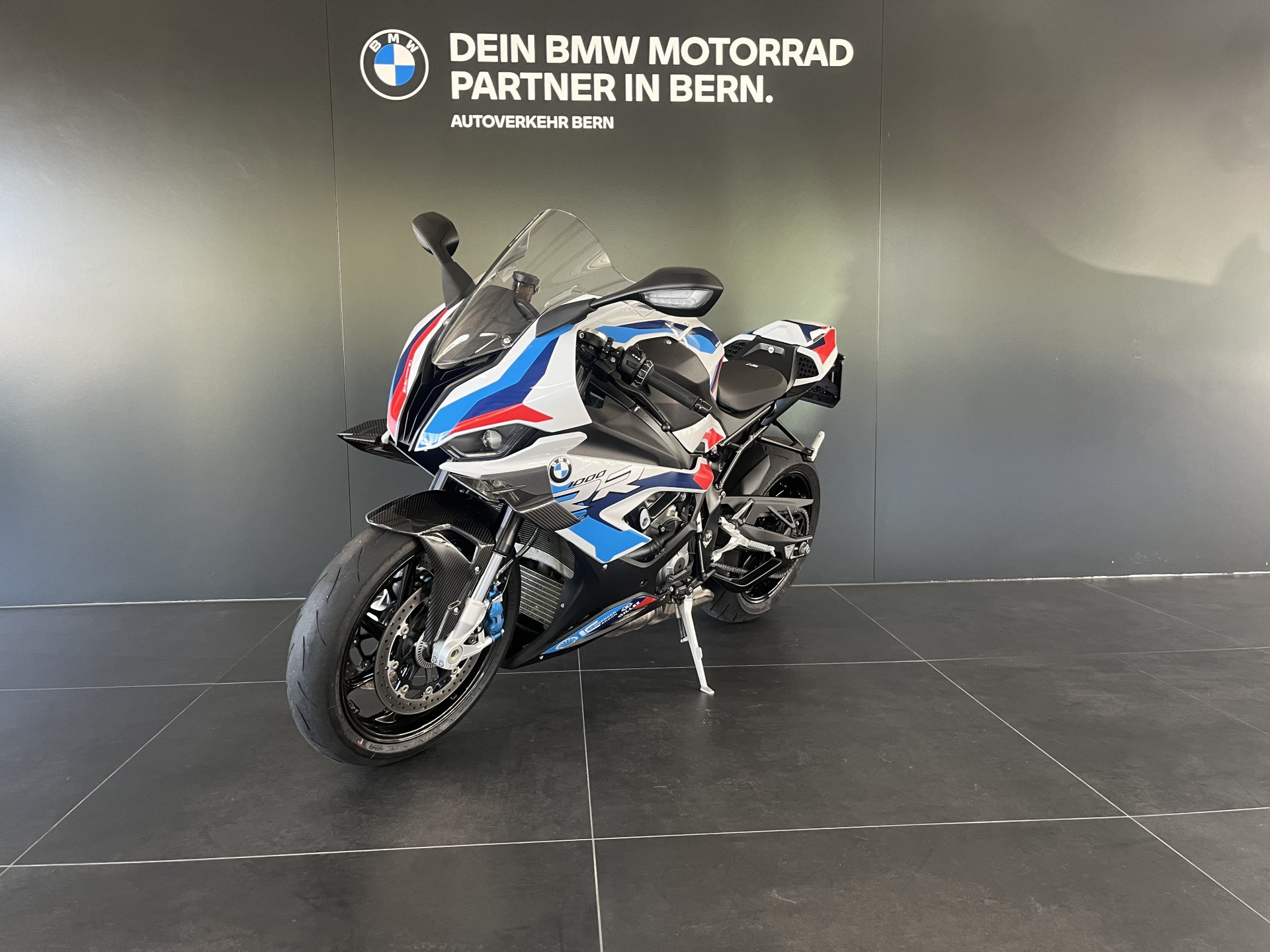 BMW M 1000 RR-showroom-element-1