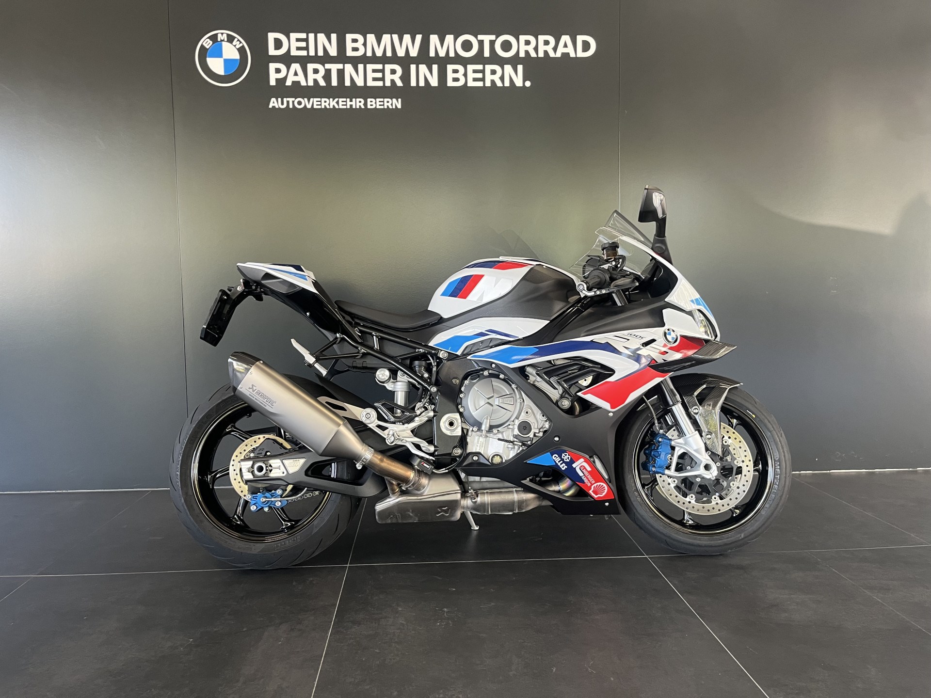 BMW M 1000 RR-showroom-element-2