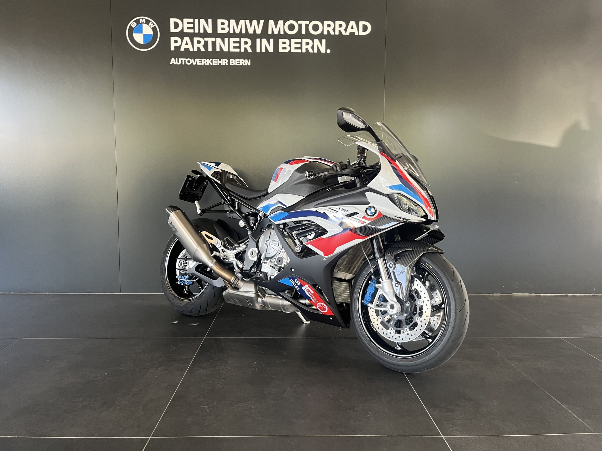 BMW M 1000 RR-showroom-element-3
