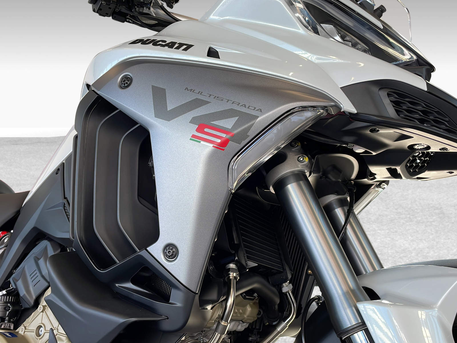 DUCATI MULTISTRADA V4 S Travel & Radar ABS-image-4