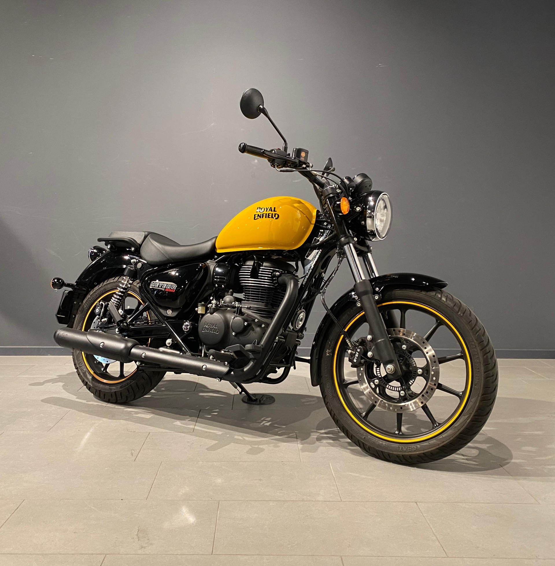 ROYAL ENFIELD Meteor Fireball-showroom-element-1
