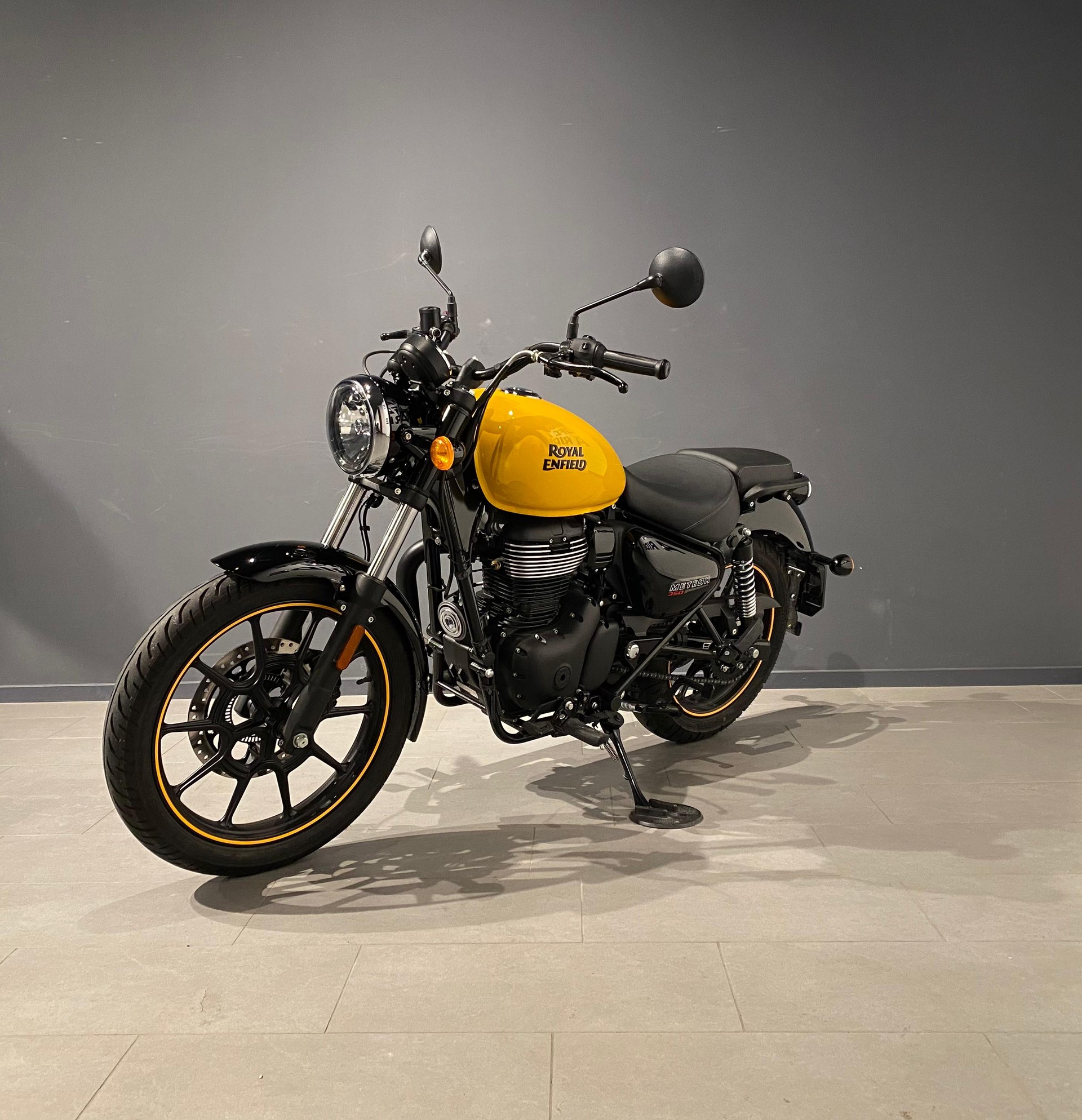 ROYAL ENFIELD Meteor Fireball-showroom-element-2