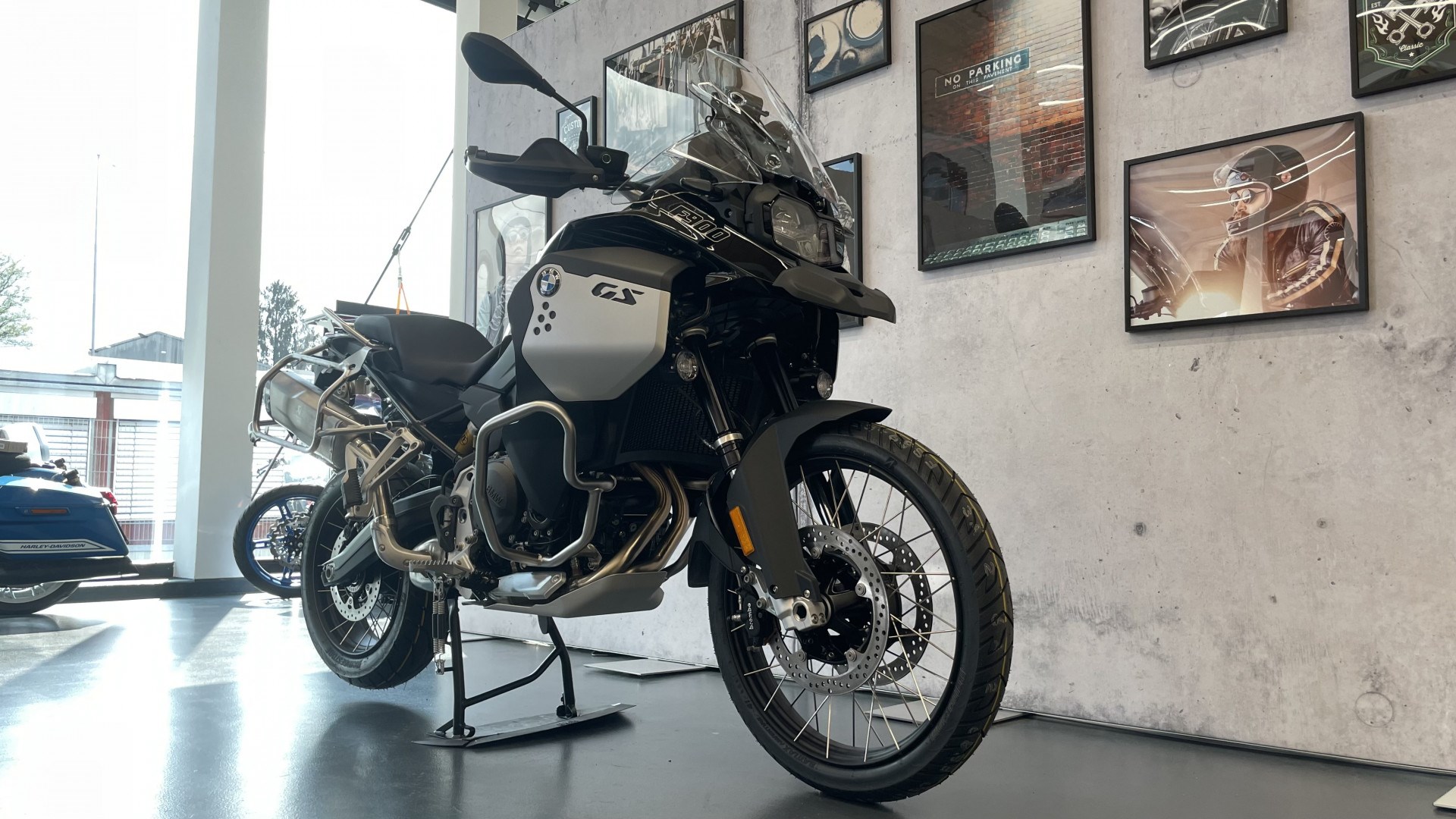 BMW F 900 GS Adventure-showroom-element-1