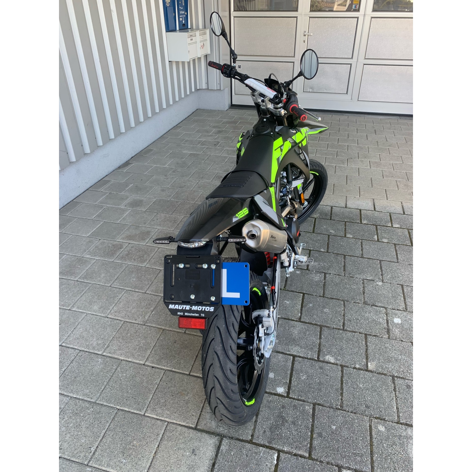 FANTIC XMF 125 Motard Performance-showroom-element-1