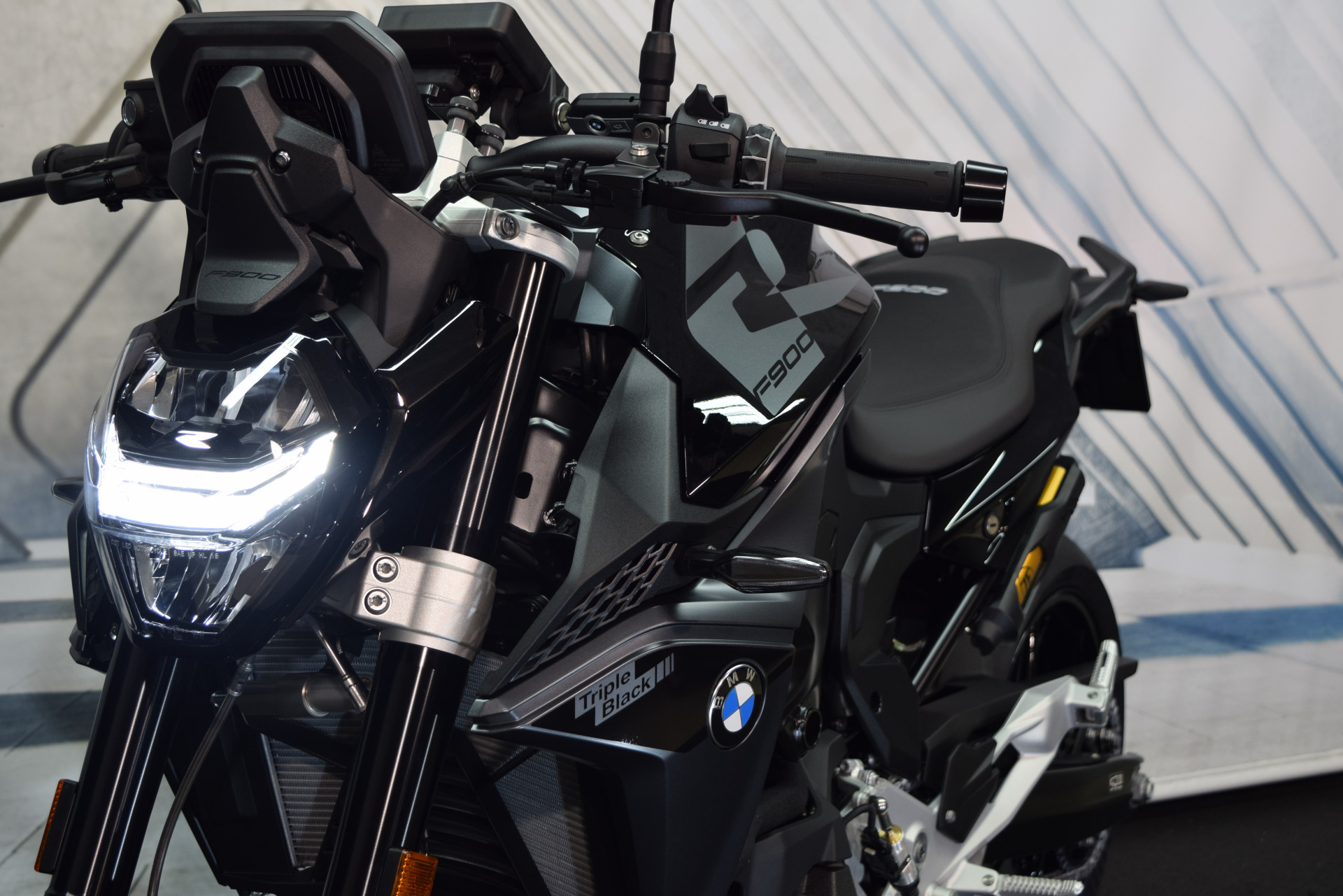 BMW F 900 R Triple Black Vollausstattung - Sofort verfügbar!-image-9