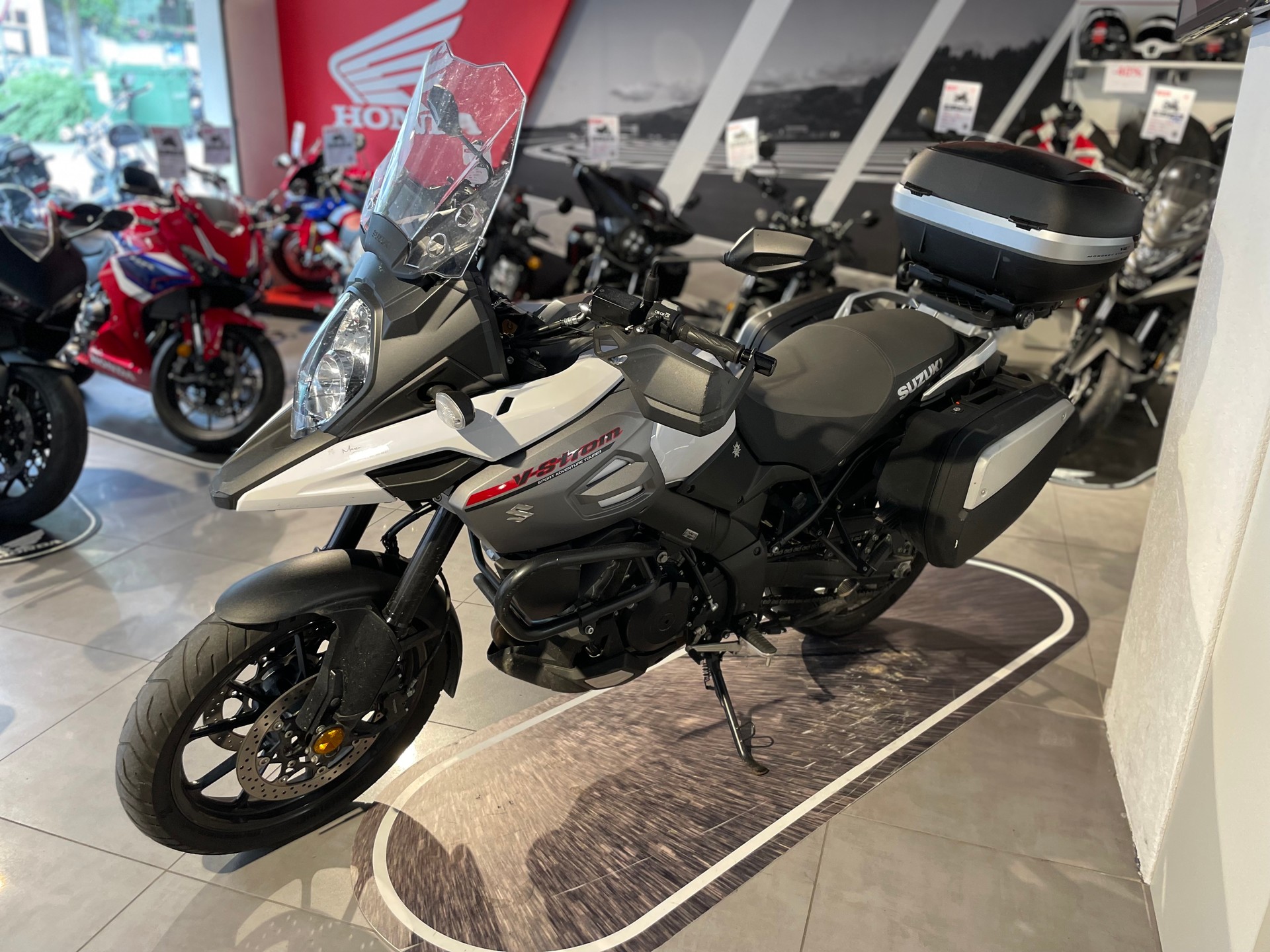 SUZUKI DL 1000 ABS L8-showroom-element-1