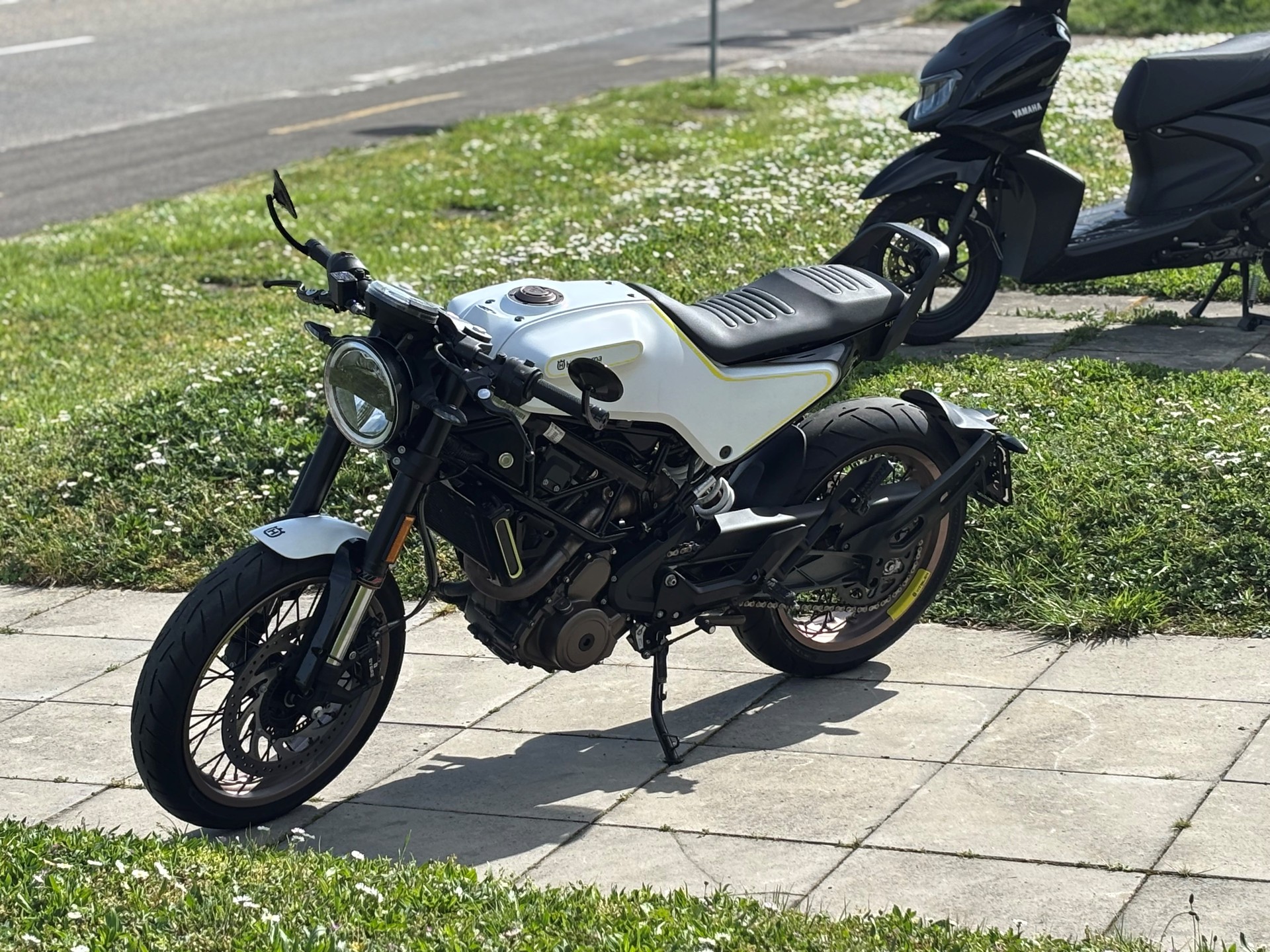 HUSQVARNA Vitpilen 401-showroom-element-2